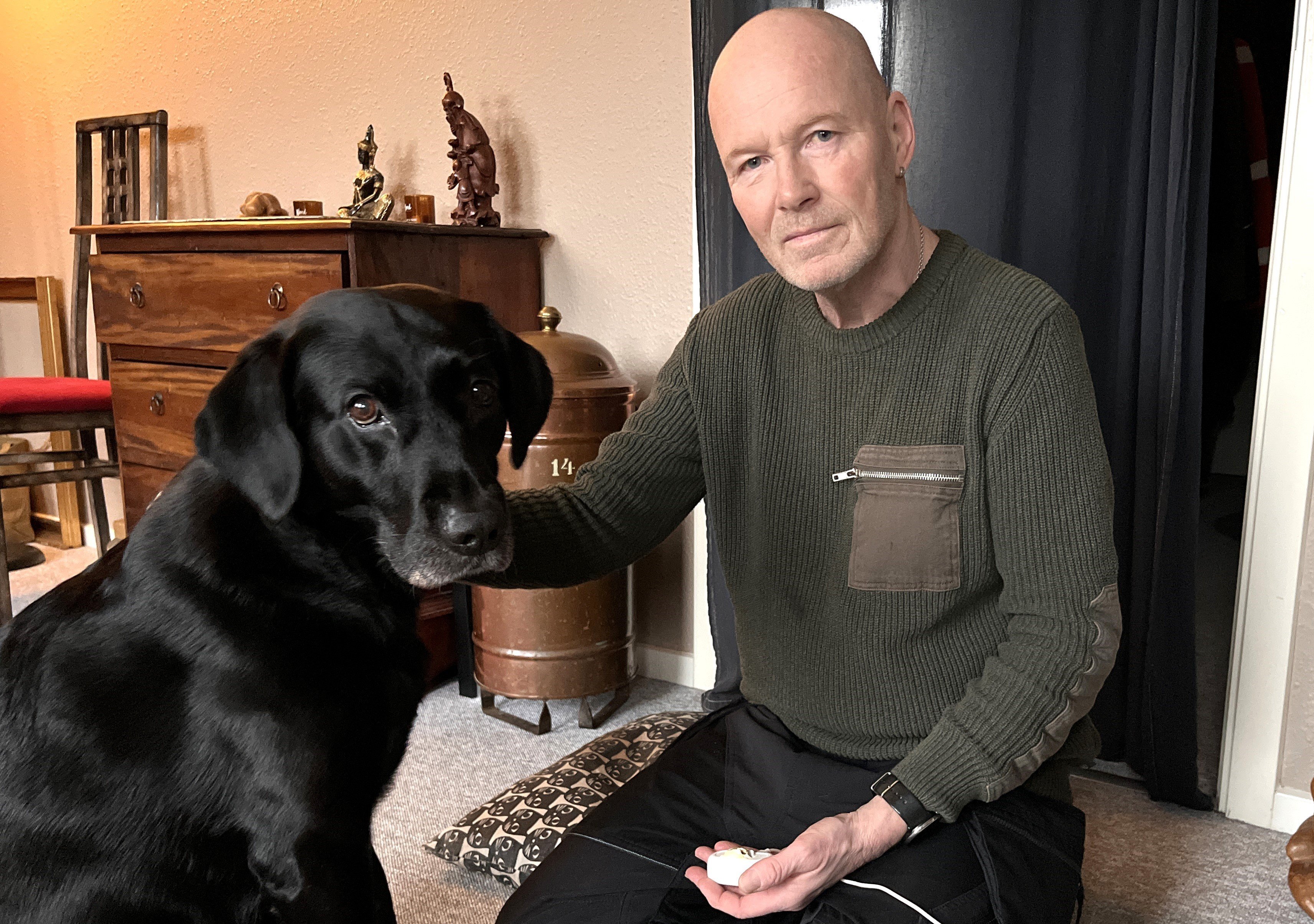 Takket være den sorte labrador Ziggy brændte Charly Jørgensens hjem ikke. Nu advarer han andre mod pågældende earbuds.