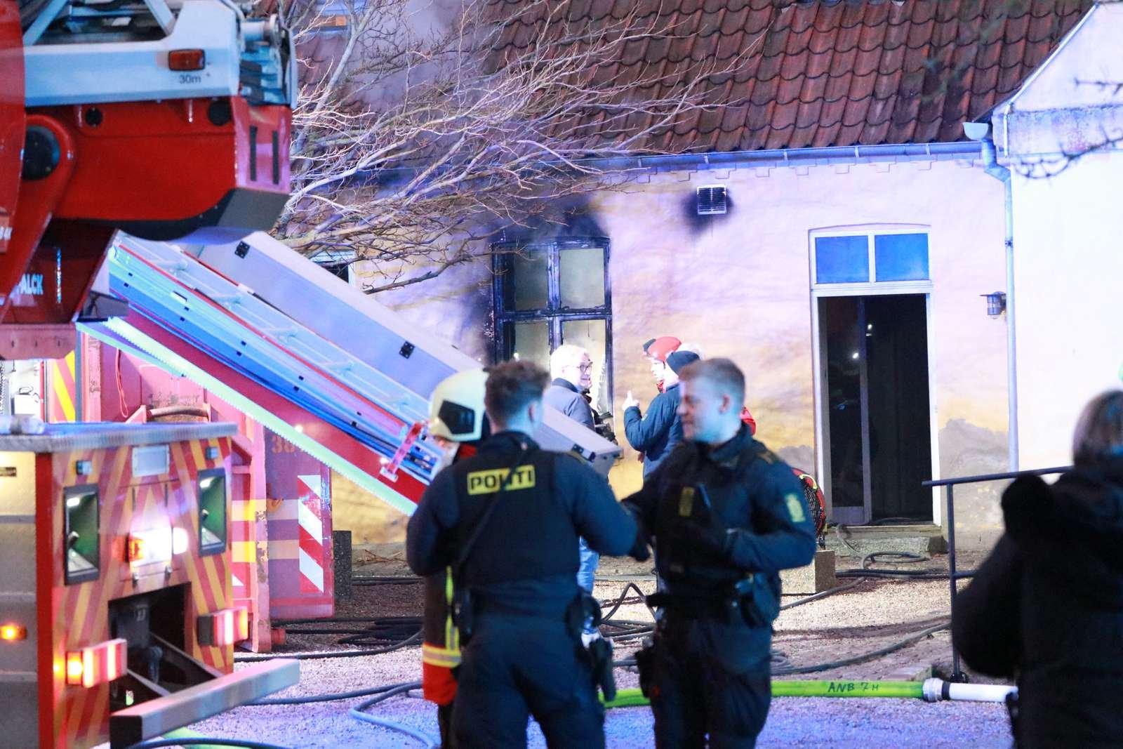 Både politi og brandfolk var talstærkt til stede.