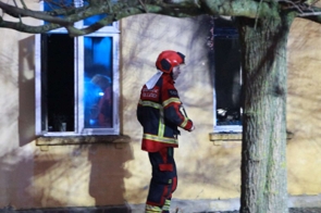 Billeder fra stedet viser sodskader uden på bygningen ved vinduerne. - Presse-fotos.dk Billeder fra stedet viser sodskader uden på bygningen ved vinduerne.