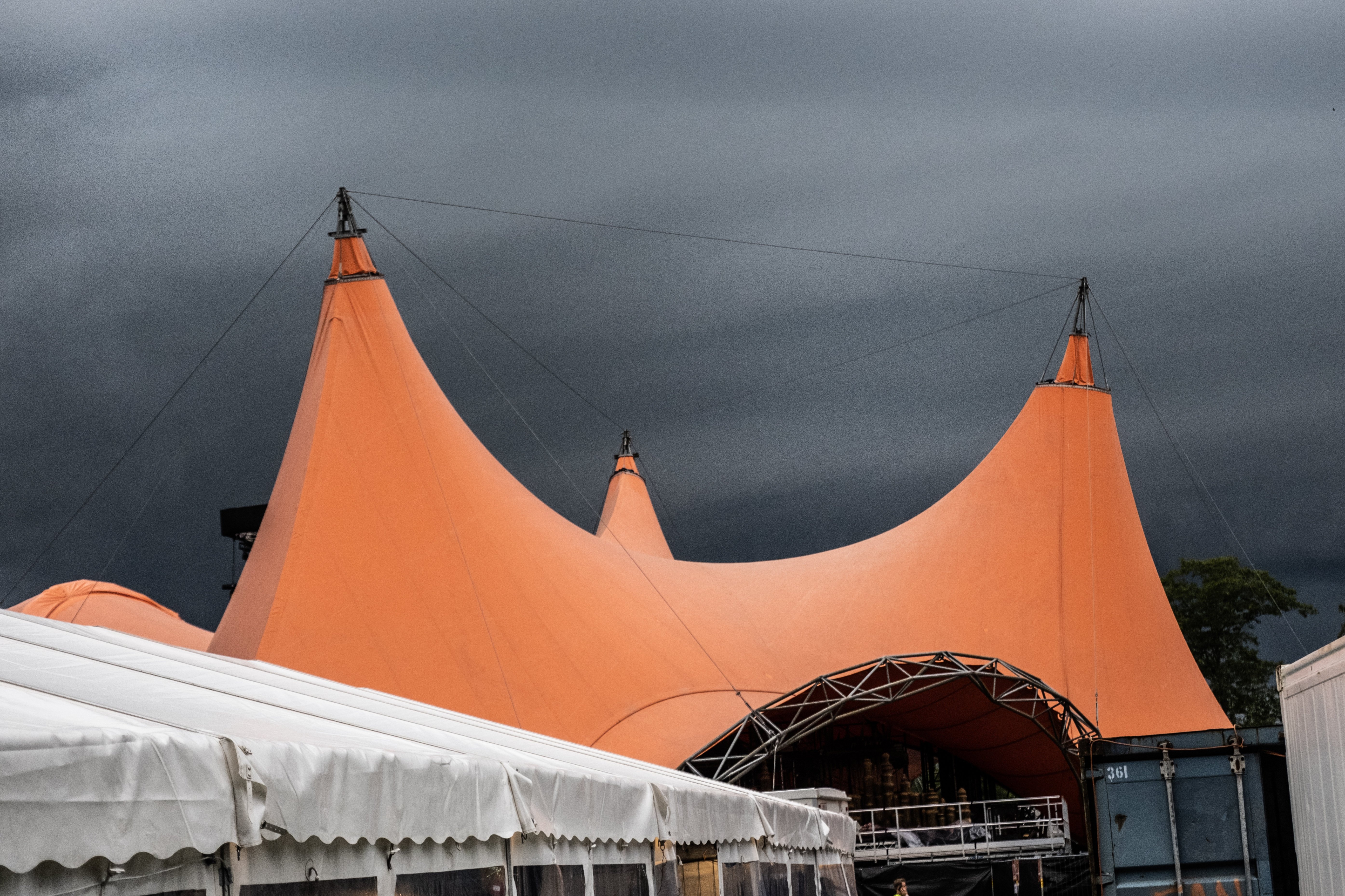 Orange Scenes form og farve er blevet et vartegn for Roskilde Festival. (Arkivfoto).