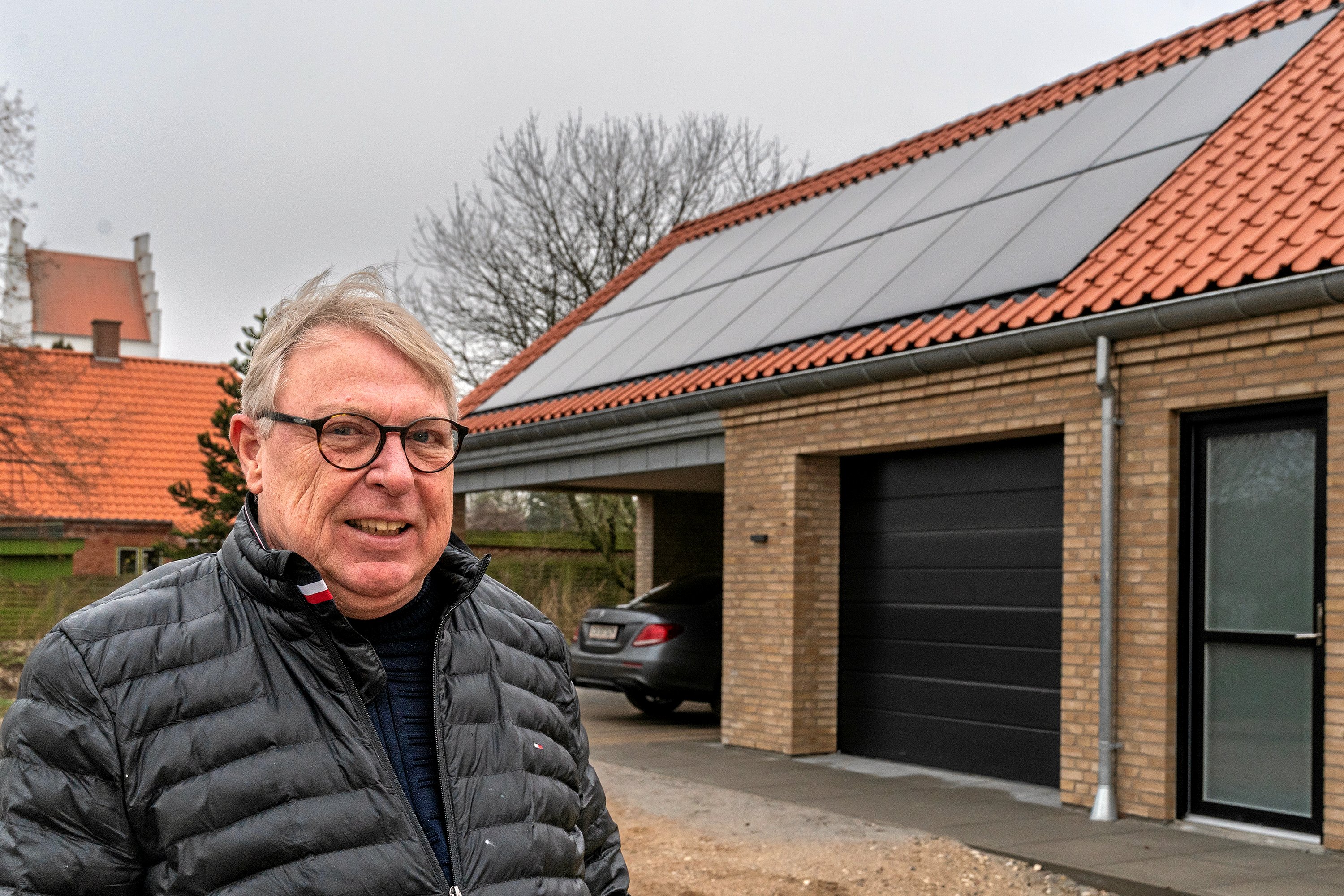 Finn Løndal har selv solceller på taget og jordvarme, men han forstår ikke projektet med de høje vindmøller i skoven.