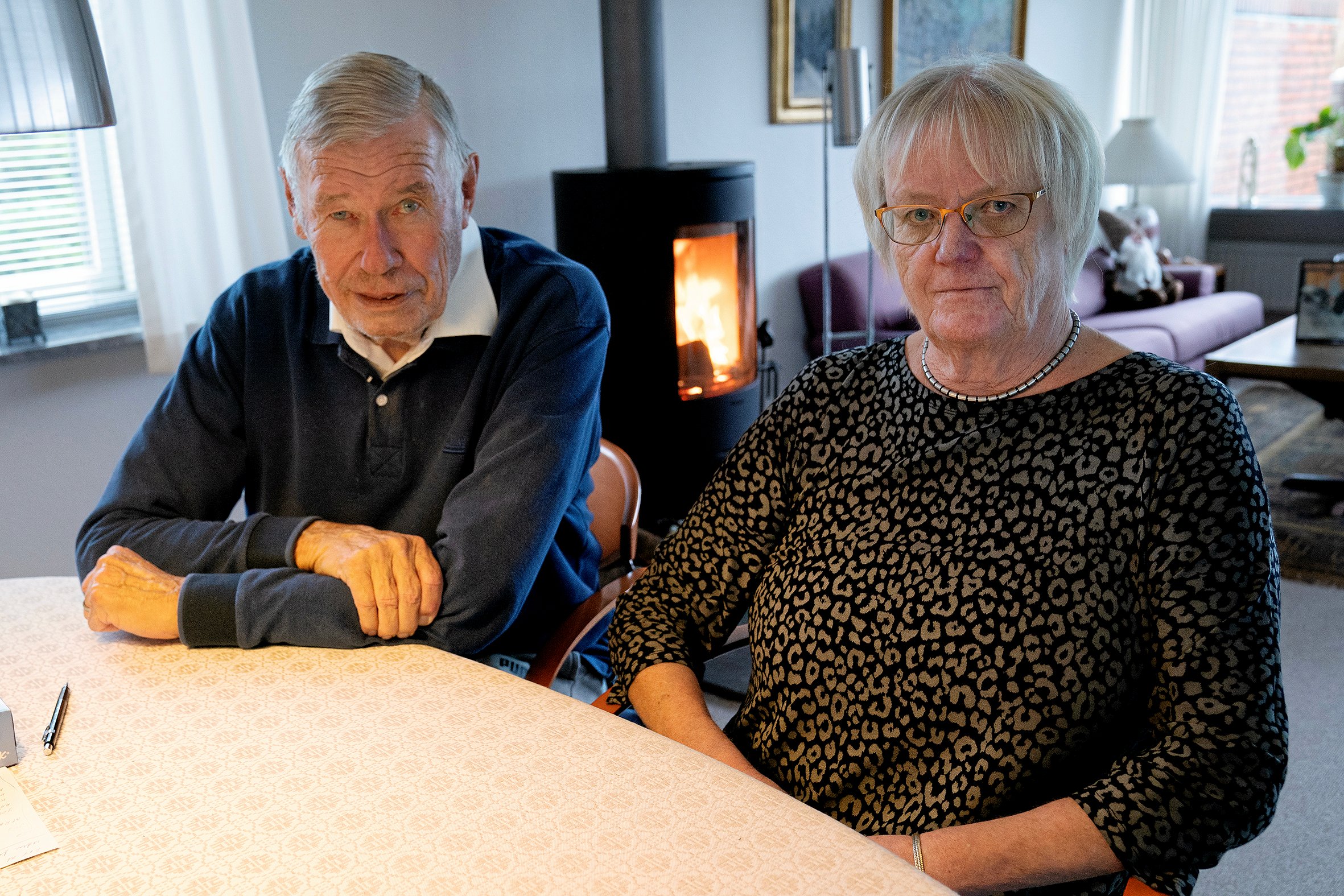 Lotte og Jens fik installeret ny brændeovn i december. De er frustrerede over at blive pålagt den ekstra udgift.
