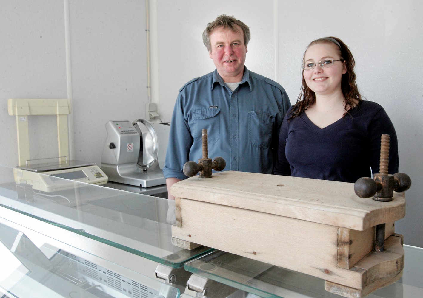 Slagteren Henrik Larsen har nu besluttet at lukke butikken. Her ses han med sin datter ved åbningen i 2007.