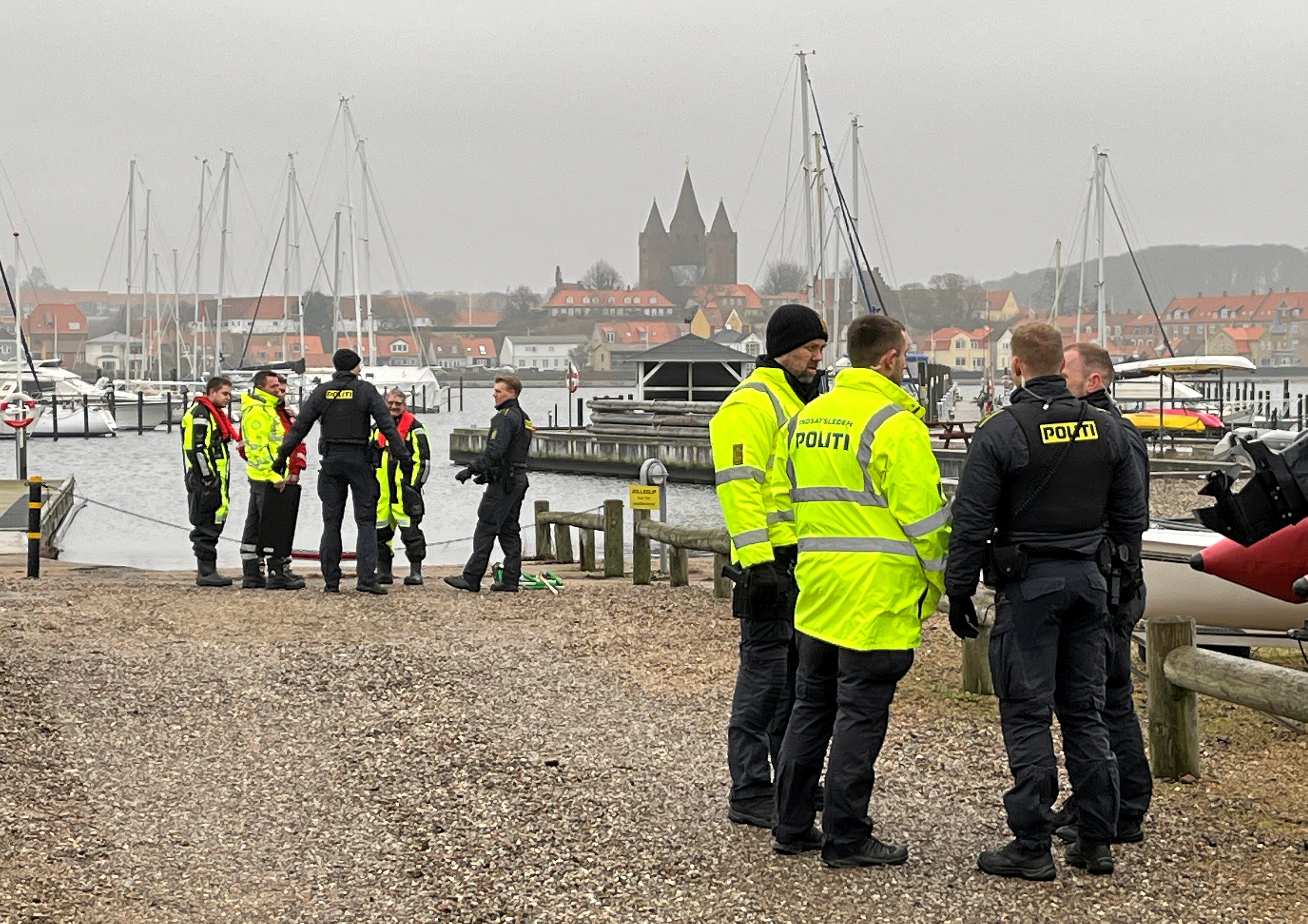 Tirsdag morgen fandt en borger en mand i vandet i nærheden af Kalundborg Roklub og alarmerede politiet.