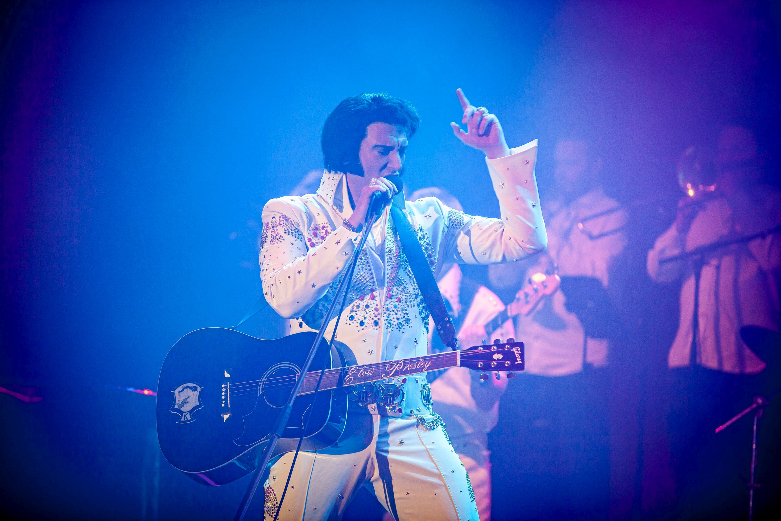 Jumpsuits, guldhalskæder, bakkenbarter og pomadehår. Brian Troy er her forvandlet til Elvis, hvor han i et tempofyldt show giver den gas med de klassiske hits.