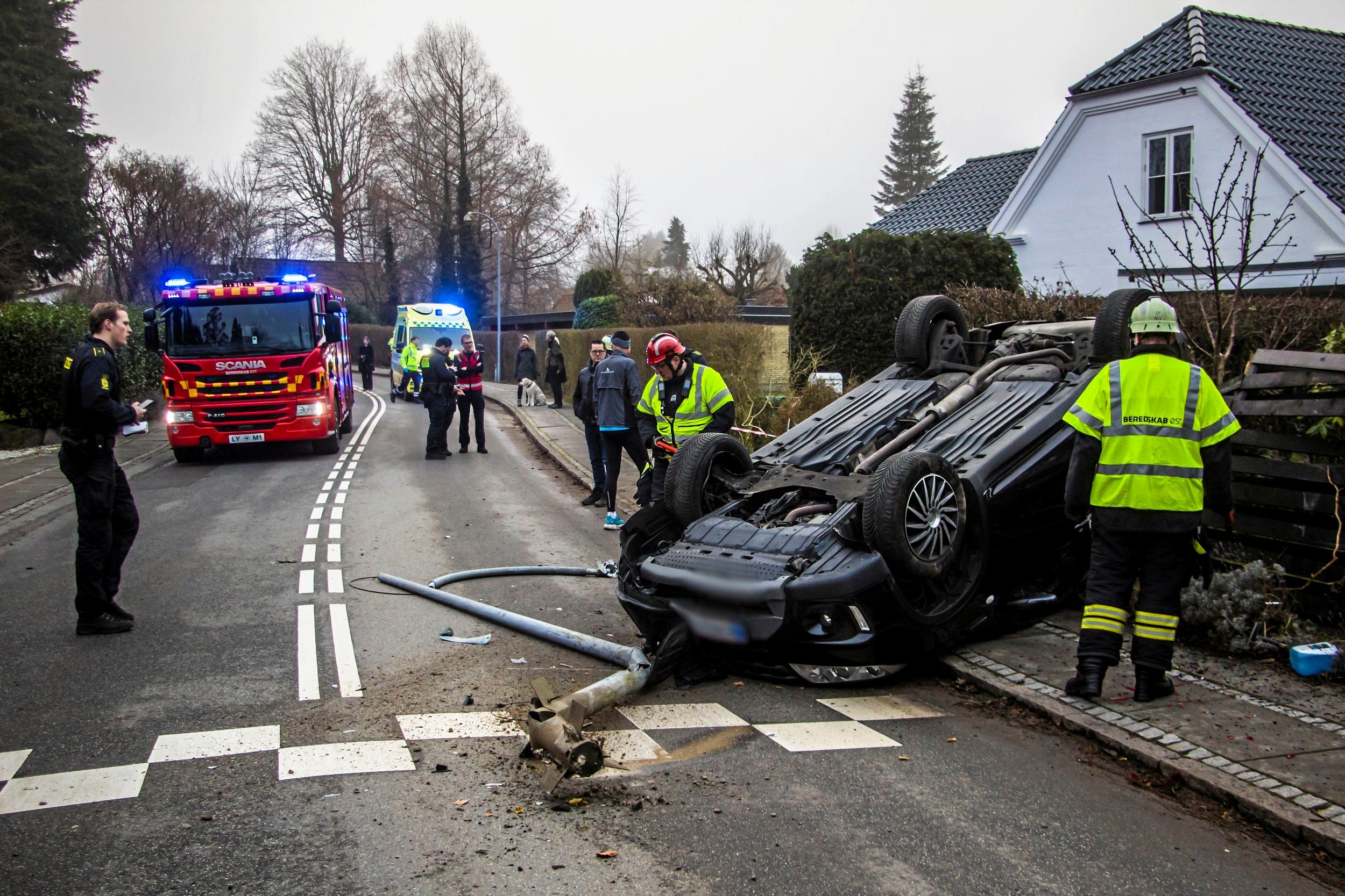 Søndag eftermiddag endte bil på hovedet.