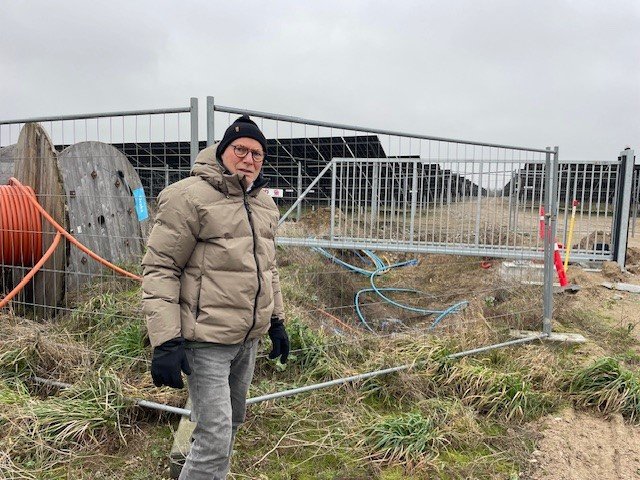 Niels Christian Nielsen ved den halvfærdige solcellepark, hvor der blandt andet ligger en del løse kabler.