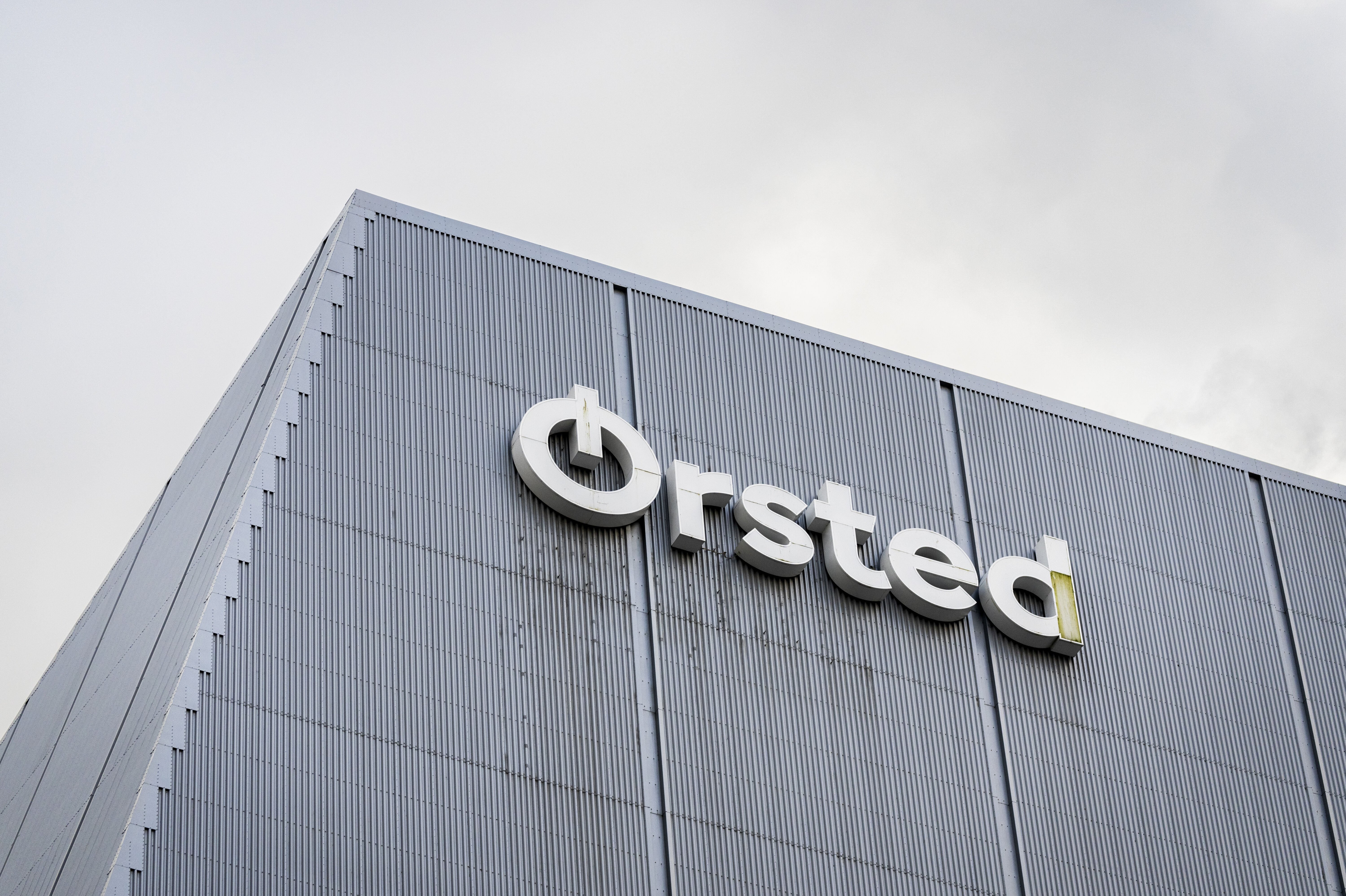 Skyerne samler sig over Ørsted, der igen må foretage en nedskrivning i milliardklassen. (Arkivfoto).