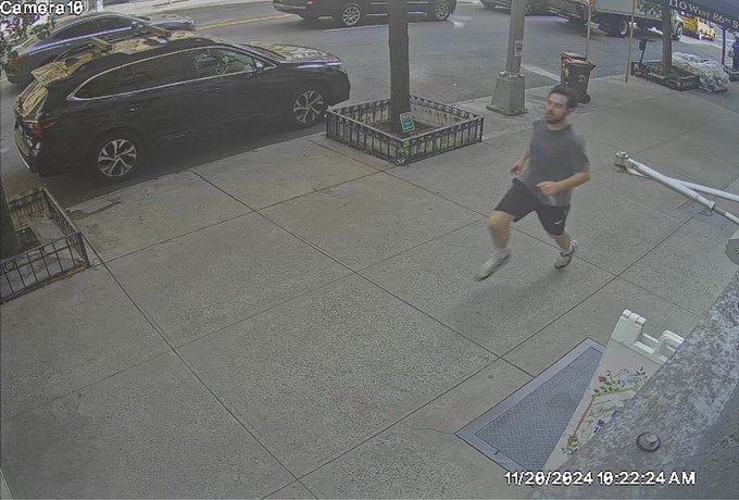 Her ses Joshua Zinberg med en kniv i hånden sekunder før overfaldet. En journalist fra amNewYork har delt dette billede på X.