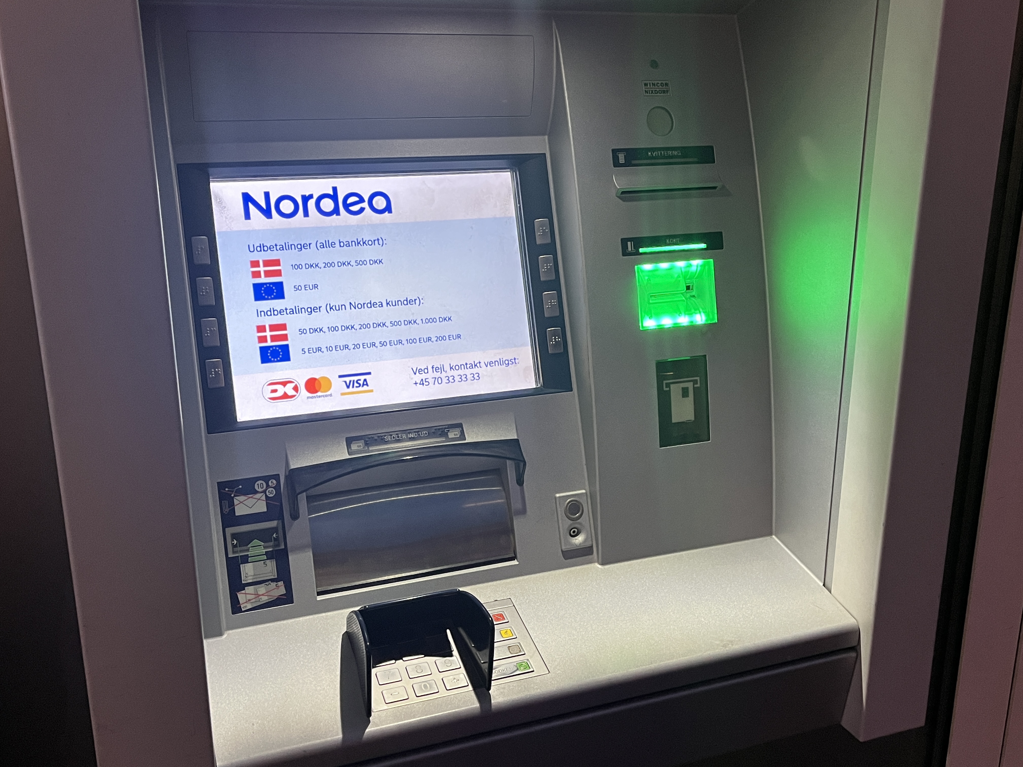 I Nykøbing Sjælland har flere banker nedlagt deres hæveautomater - og nu er der kun to steder i byen, hvor der kan hæves penge. Det mener 73-årige Frank Jensen er dårlig service.