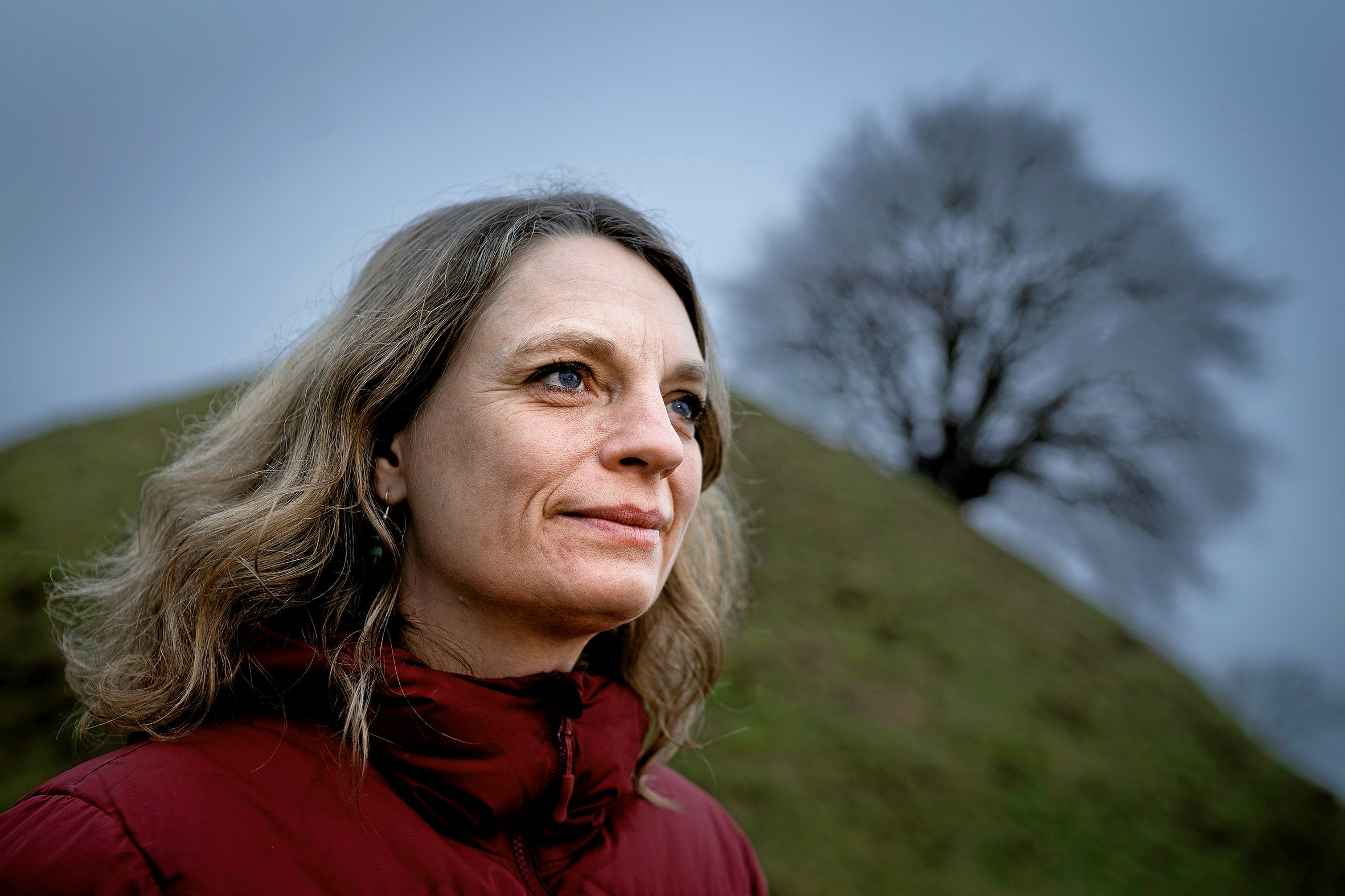Forfatter Charlotte Weitze tager læseren med på en mystisk rejse - fra fortidens folkeeventyr til fremtidens AI-samfund - i sin nye roman "Ulvemælk".