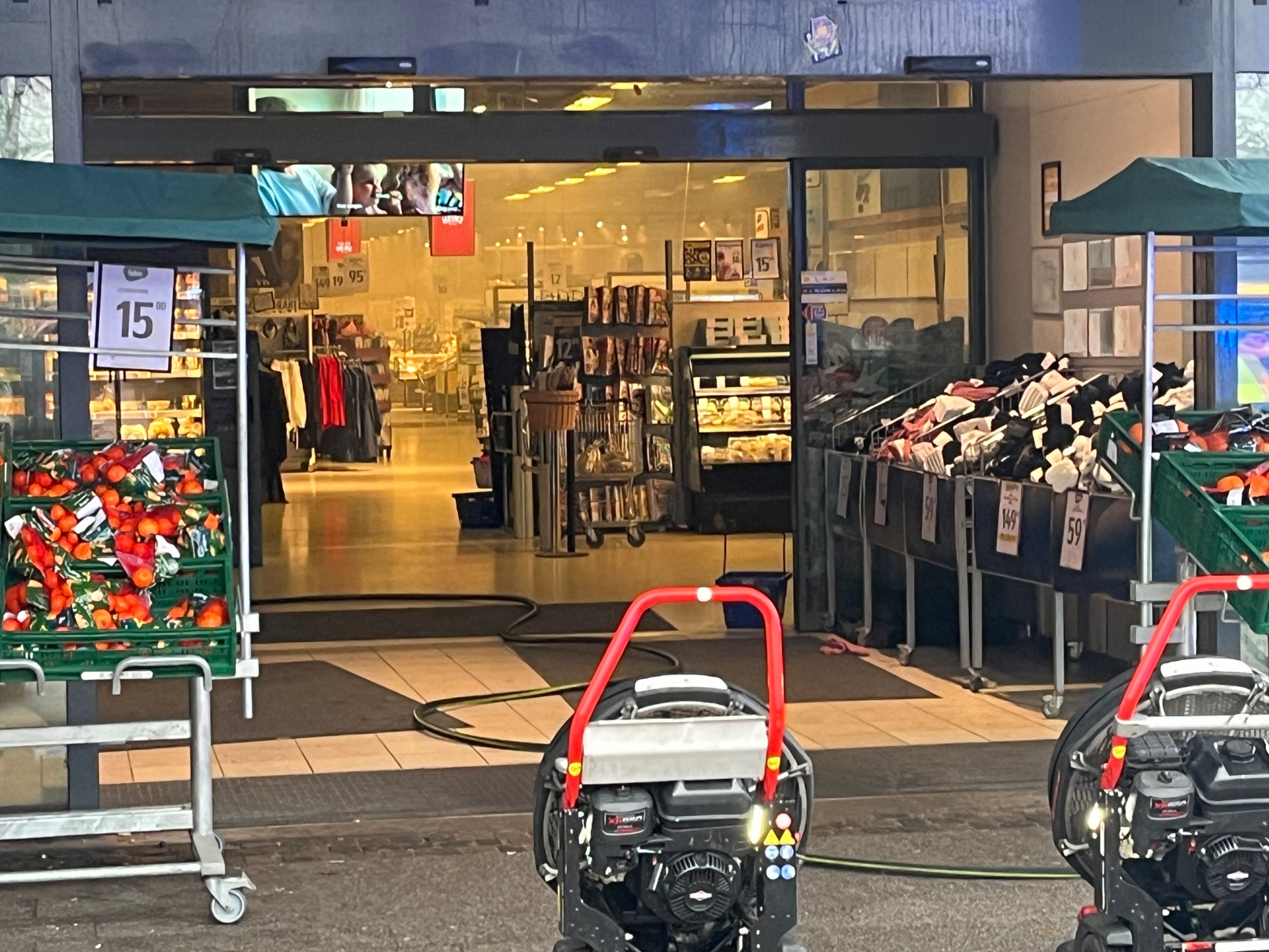 Der var godt med røg inde i Føtex ved Stationscenteret, og butikken var spærret af. - Lars Kimer Der var godt med røg inde i Føtex ved Stationscenteret, og butikken var spærret af.