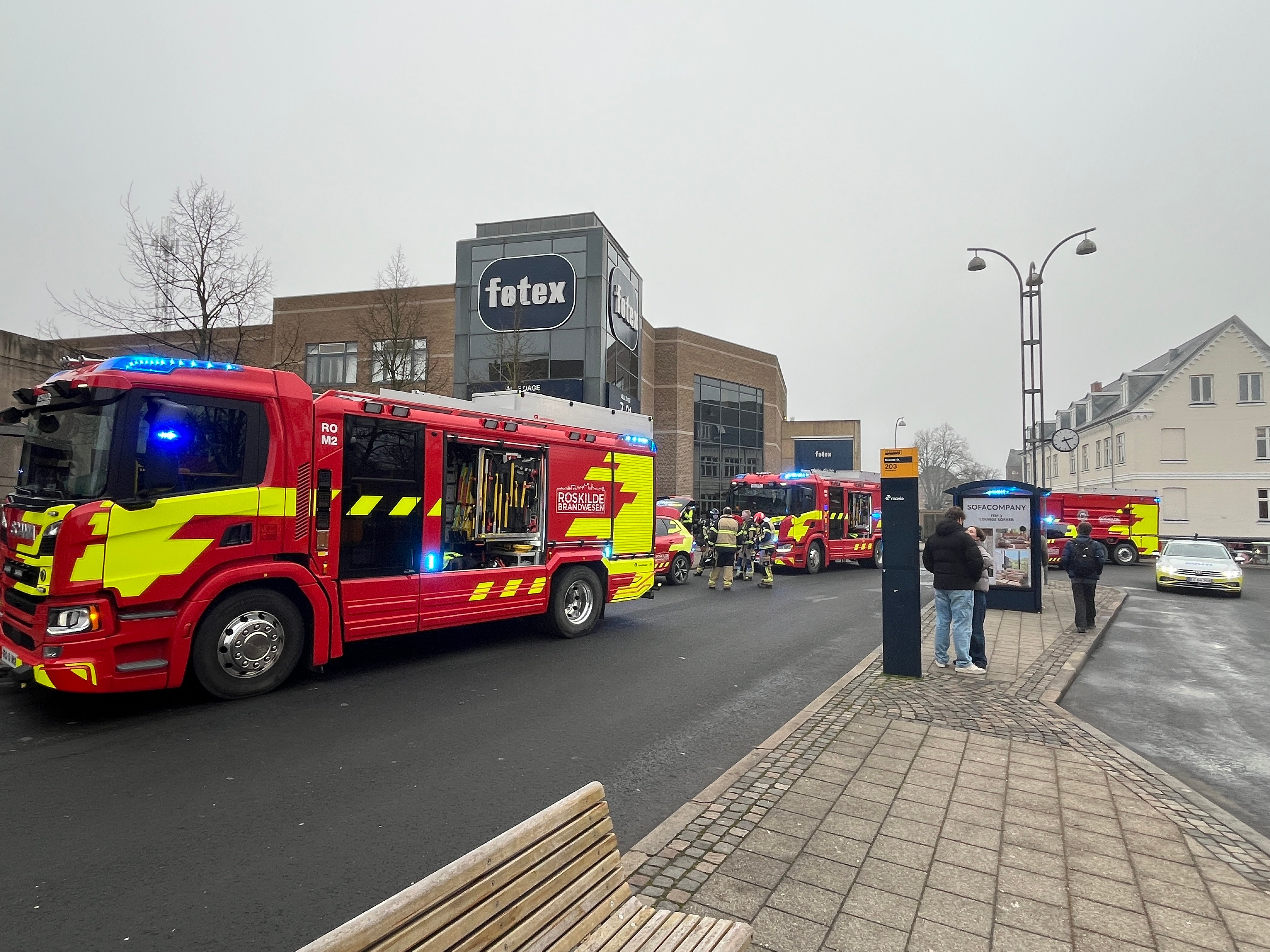 Det vrimlede med brandfolk og politi ved Føtex i Stationscenteret.