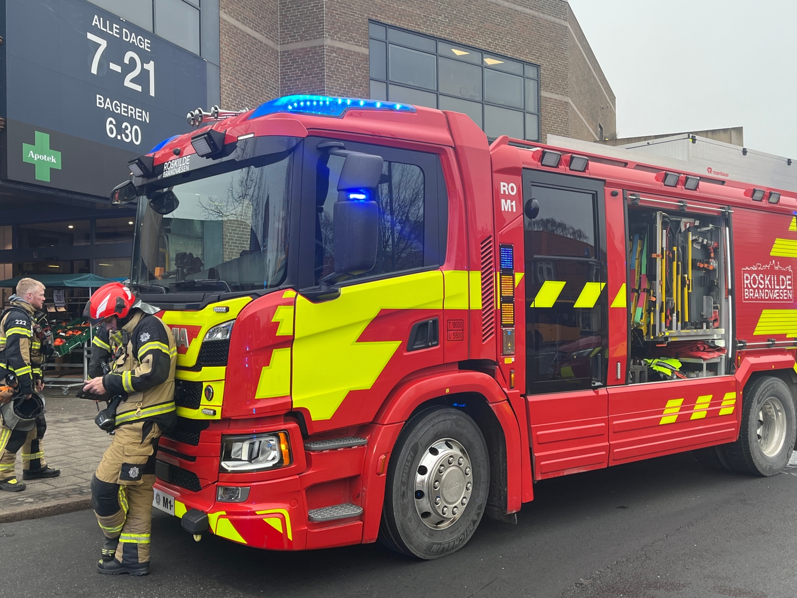 Busholdepladsen er der mange, som skal forbi sådan en eftermiddag, så mange fik oplevet brandvæsnet på arbejde. - Lars Kimer Busholdepladsen er der mange, som skal forbi sådan en eftermiddag, så mange fik oplevet brandvæsnet på arbejde.