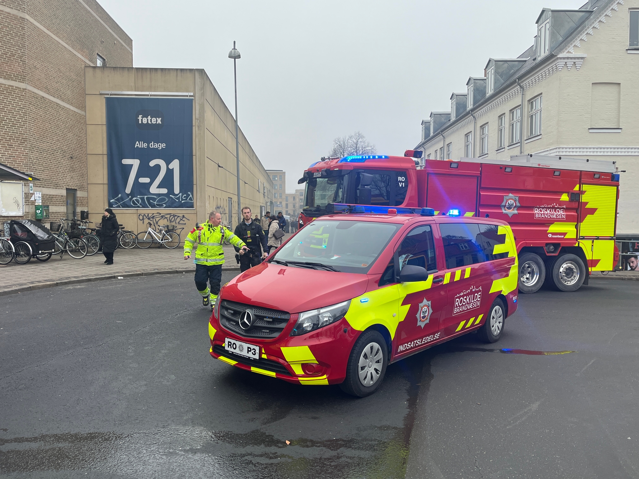 Busholdepladsen var pænt fyldt med andet end busser. - Lars Kimer Busholdepladsen var pænt fyldt med andet end busser.