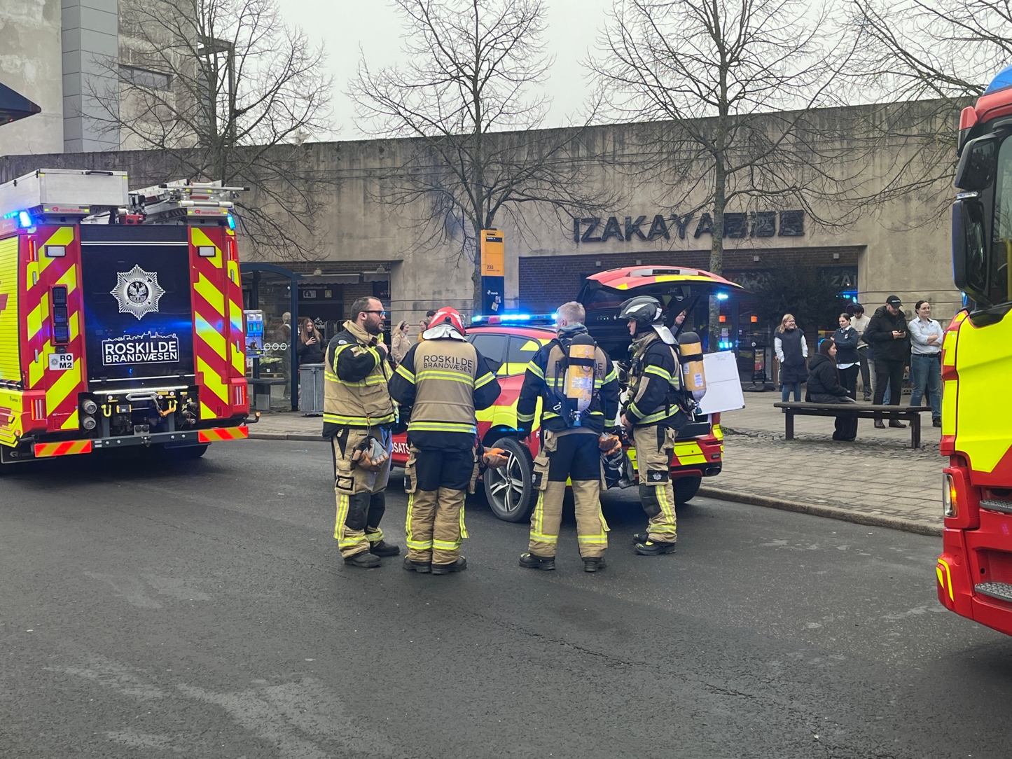 Brandvæsnet havde mange folk på stedet. Den første melding var en automatisk brandalarm, men det blev opgraderet til bygningsbrand. - Lars Kimer Brandvæsnet havde mange folk på stedet. Den første melding var en automatisk brandalarm, men det blev opgraderet til bygningsbrand.