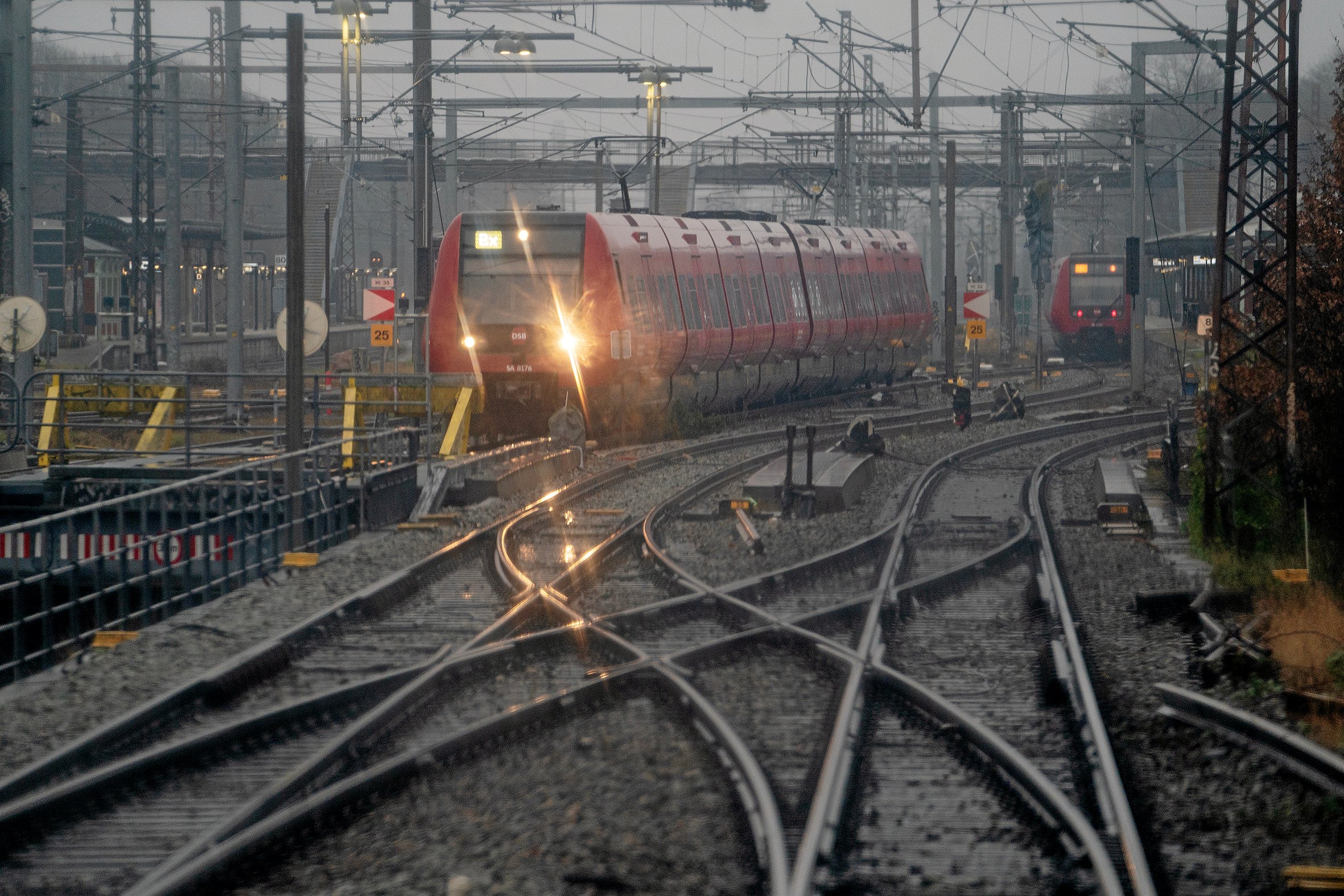 Banedanmark gennemfører i år en omfattende fornyelse af strækningen mellem Hillerød og København.