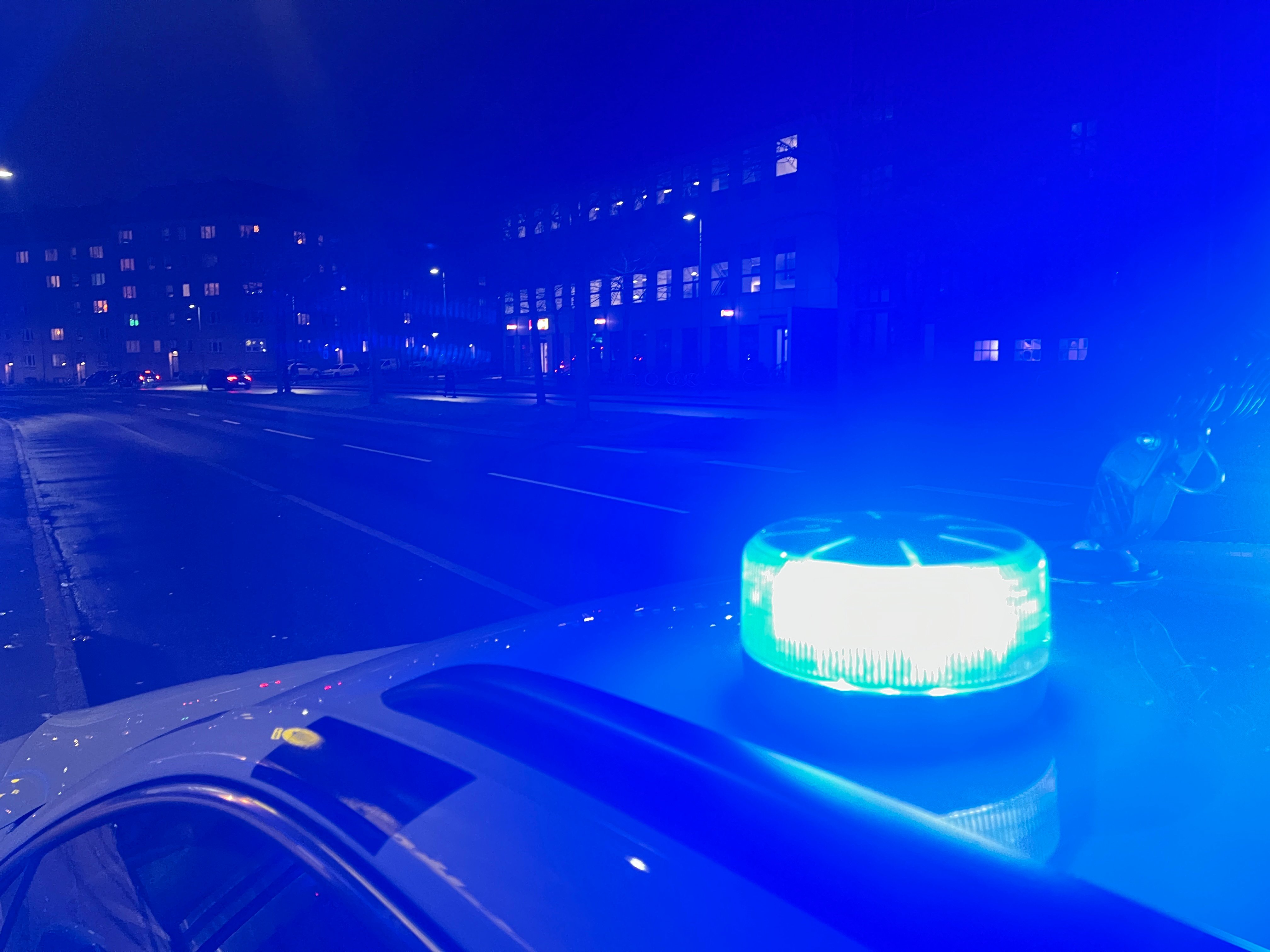 To yngre bilister mistede deres kørekort og fik store bøder for deres kørsel.