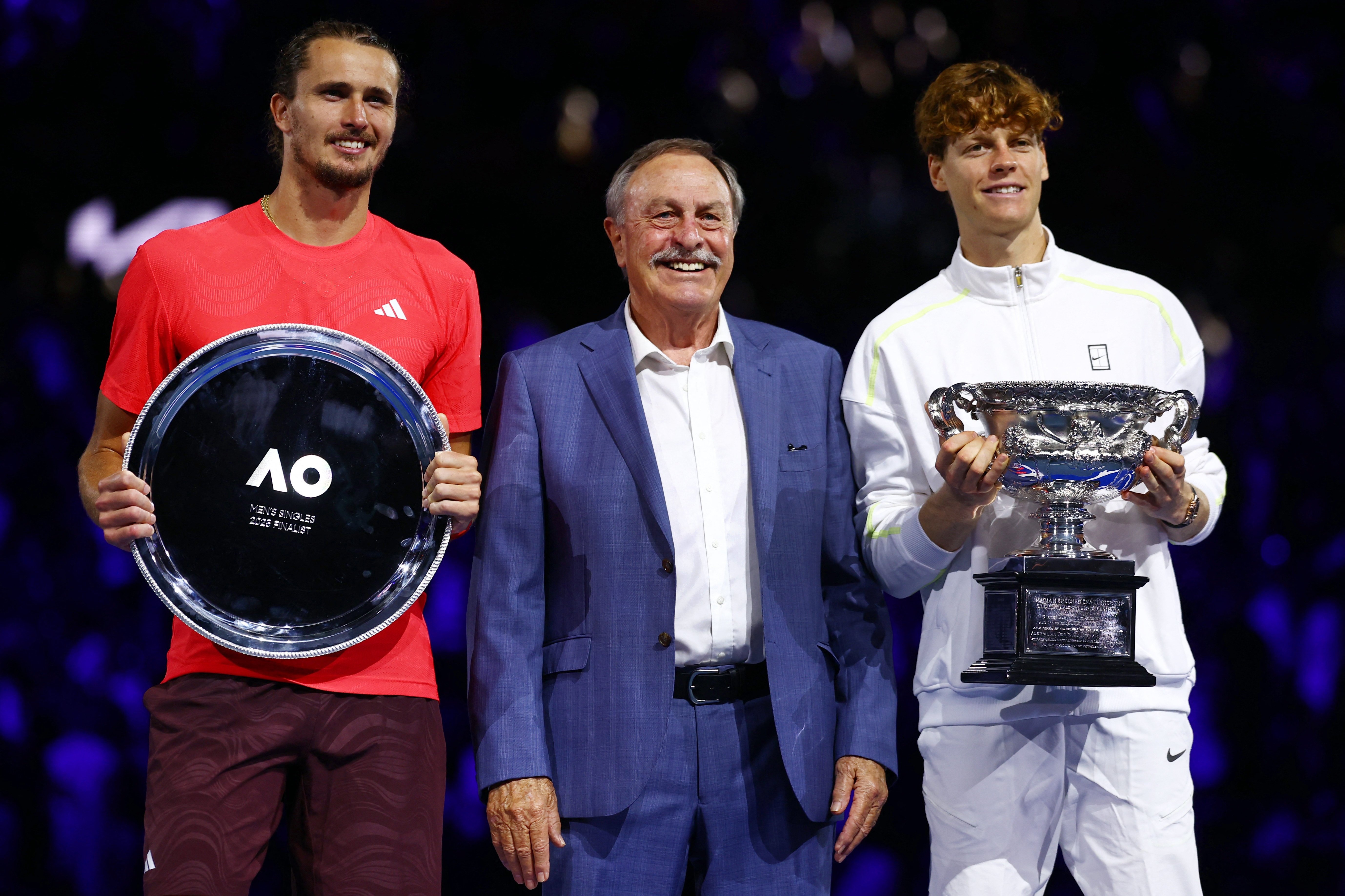Alexander Zverev (til venstre) pressede et smil frem til fotograferne, men han var selvsagt skuffet over nederlaget i Australian Open-finalen til Jannik Sinner (til højre).