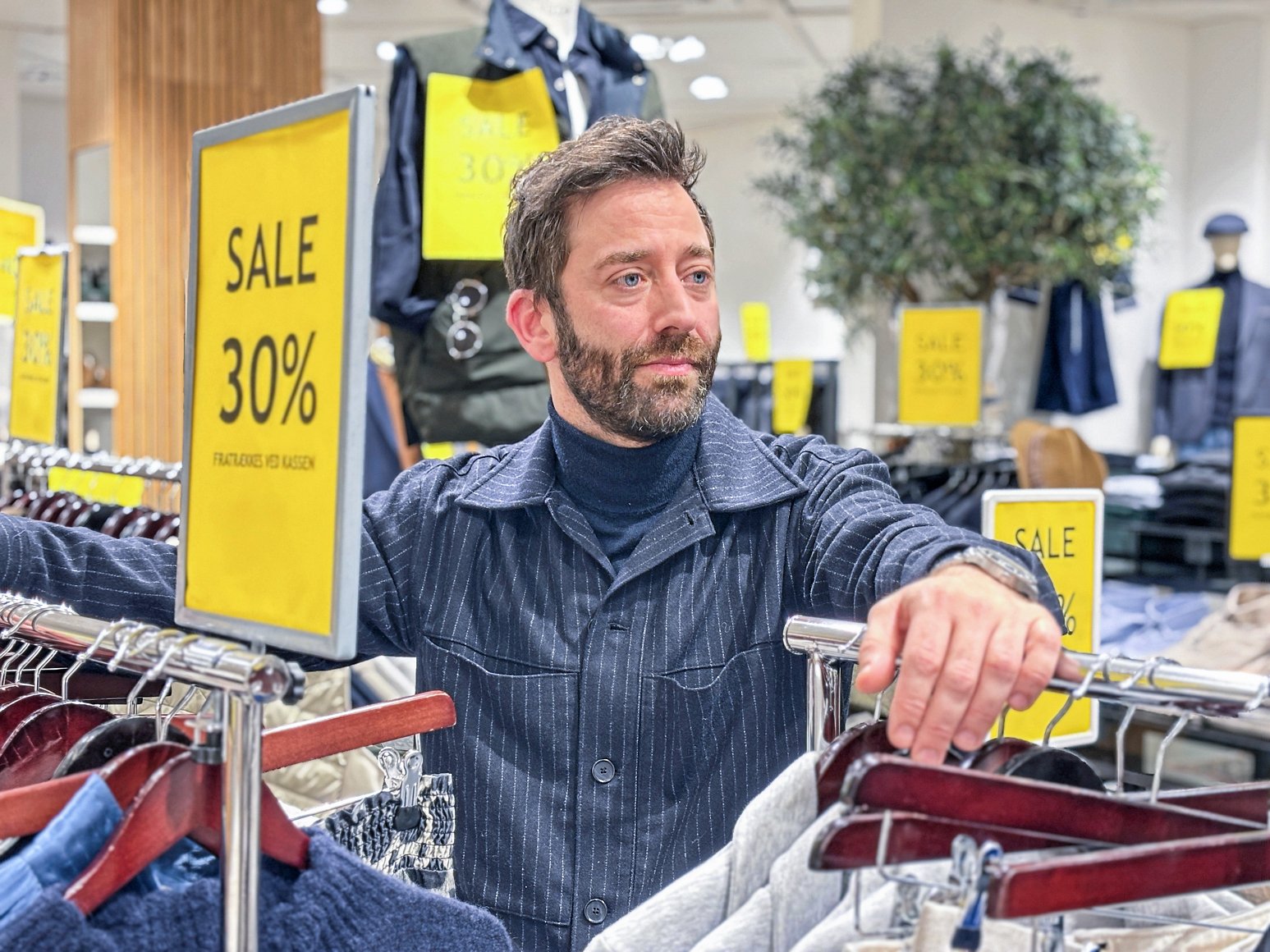 Butiksejer Joachim Tick har taget en svær, men velovervejet beslutning om at lukke familiens sidste forretning .