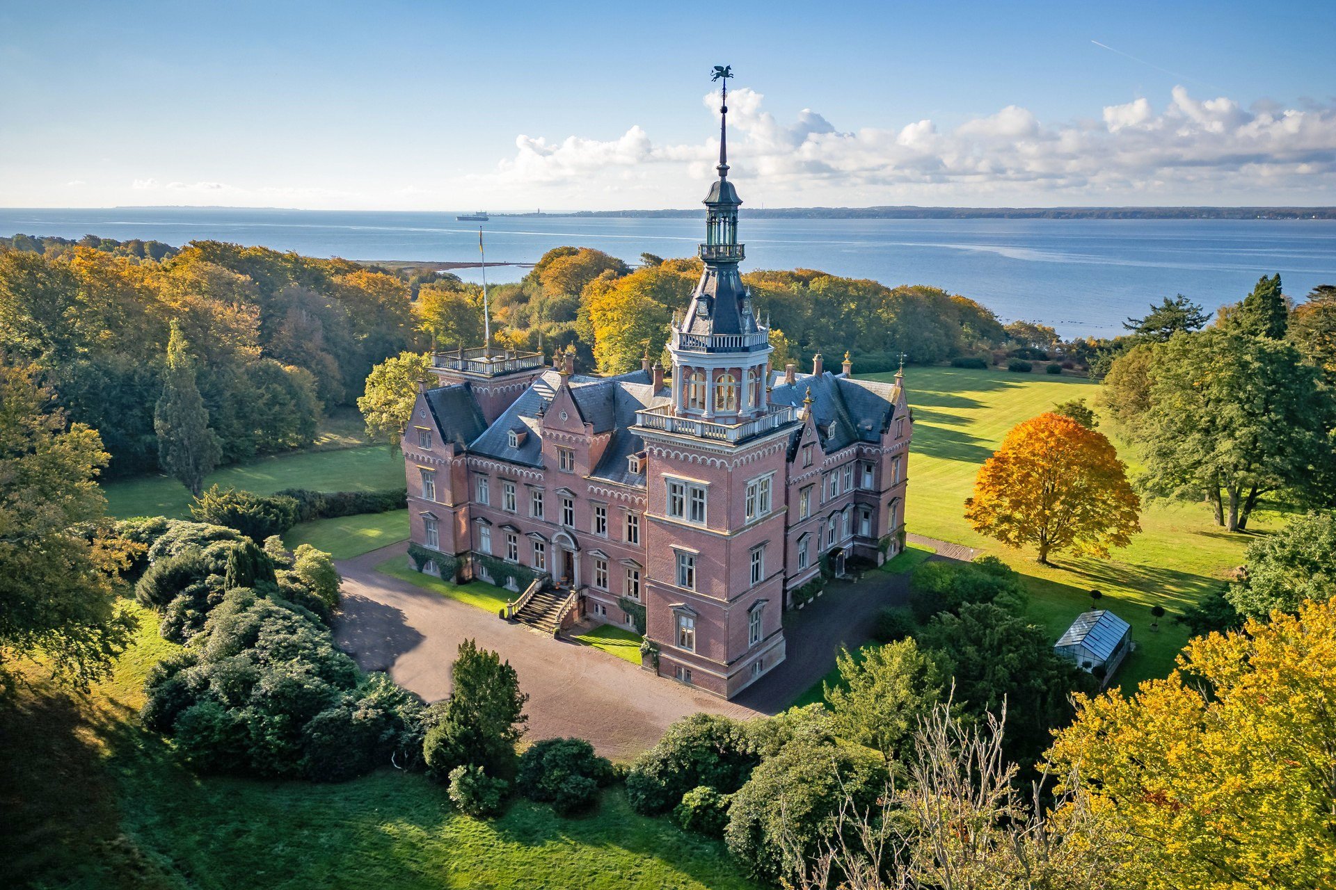 Det var den danske arkitekt Christian Zwingmann, som tegnede slottet, der stod færdig i 1866, for ejeren Baltzar von Platen (1804–1875).