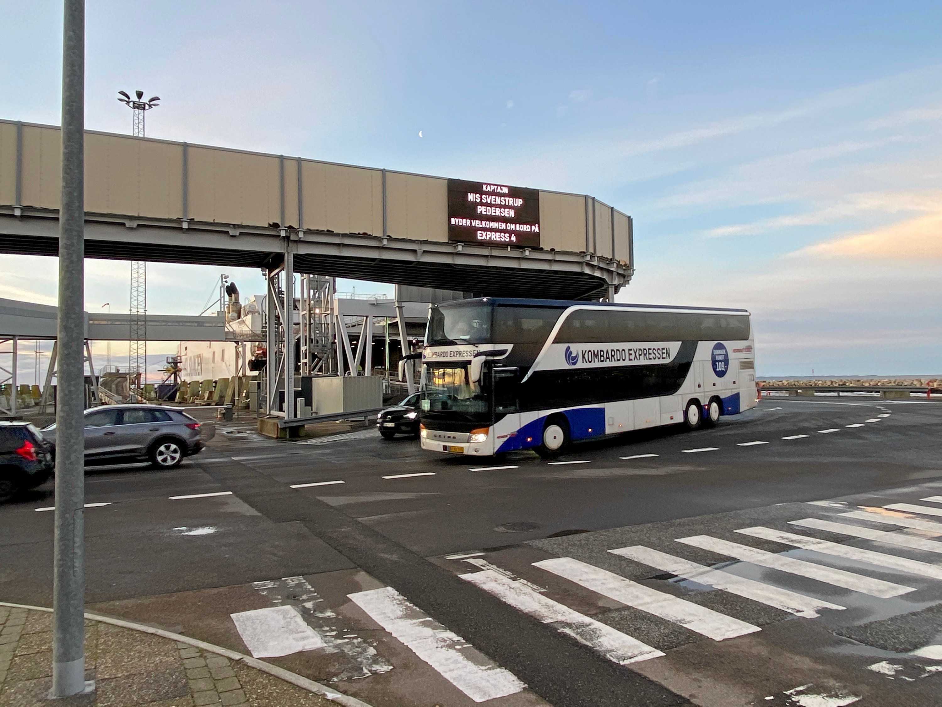 Problemer i forbindelse med ombygningen af Aarhus Banegård har givet fremgang til Molslinjens busselskab, Kombardo Expressen.