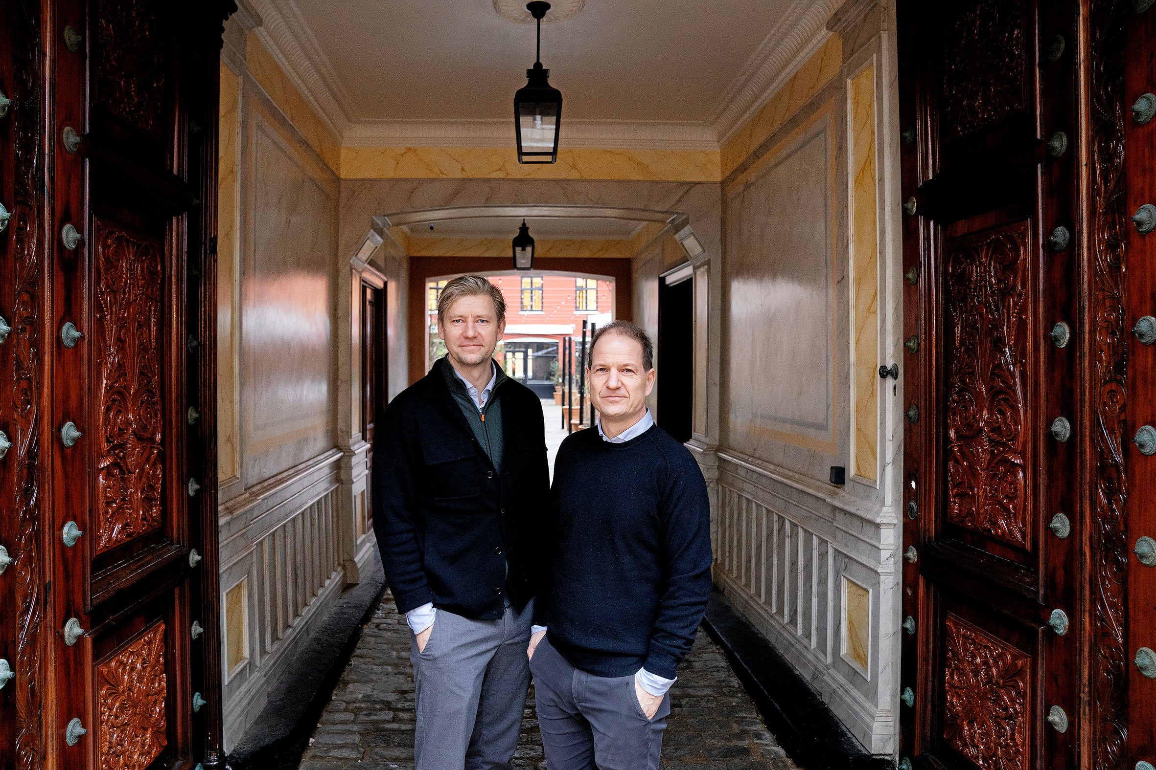 Også porten i bygningen er restaureret og bragt tilbage til sit oprindelige udseende, fortæller ejer Jesper Lorentzen (til højre), som her ses med Lauge Martin Møller, som skal drive det nye kontorhotel i bygningen.