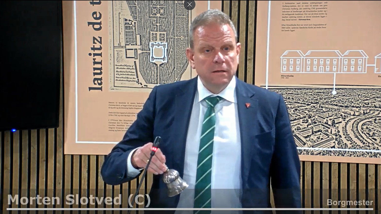 Borgmester Morten Slotved må noget usædvanligt ringe med klokken og afbryde kommunalbestyrelsesmøde.