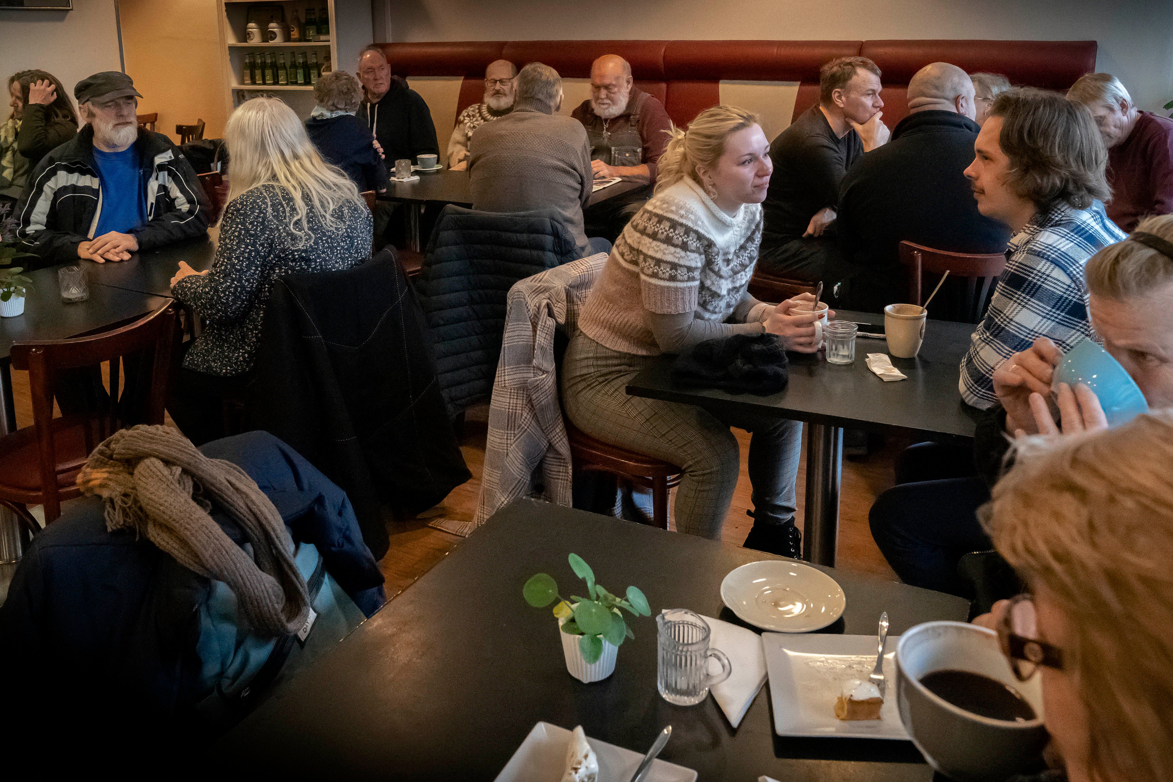 Der er som regel altid godt med mennesker på Coffee & Cream, som efter 16 år får nye ejer.