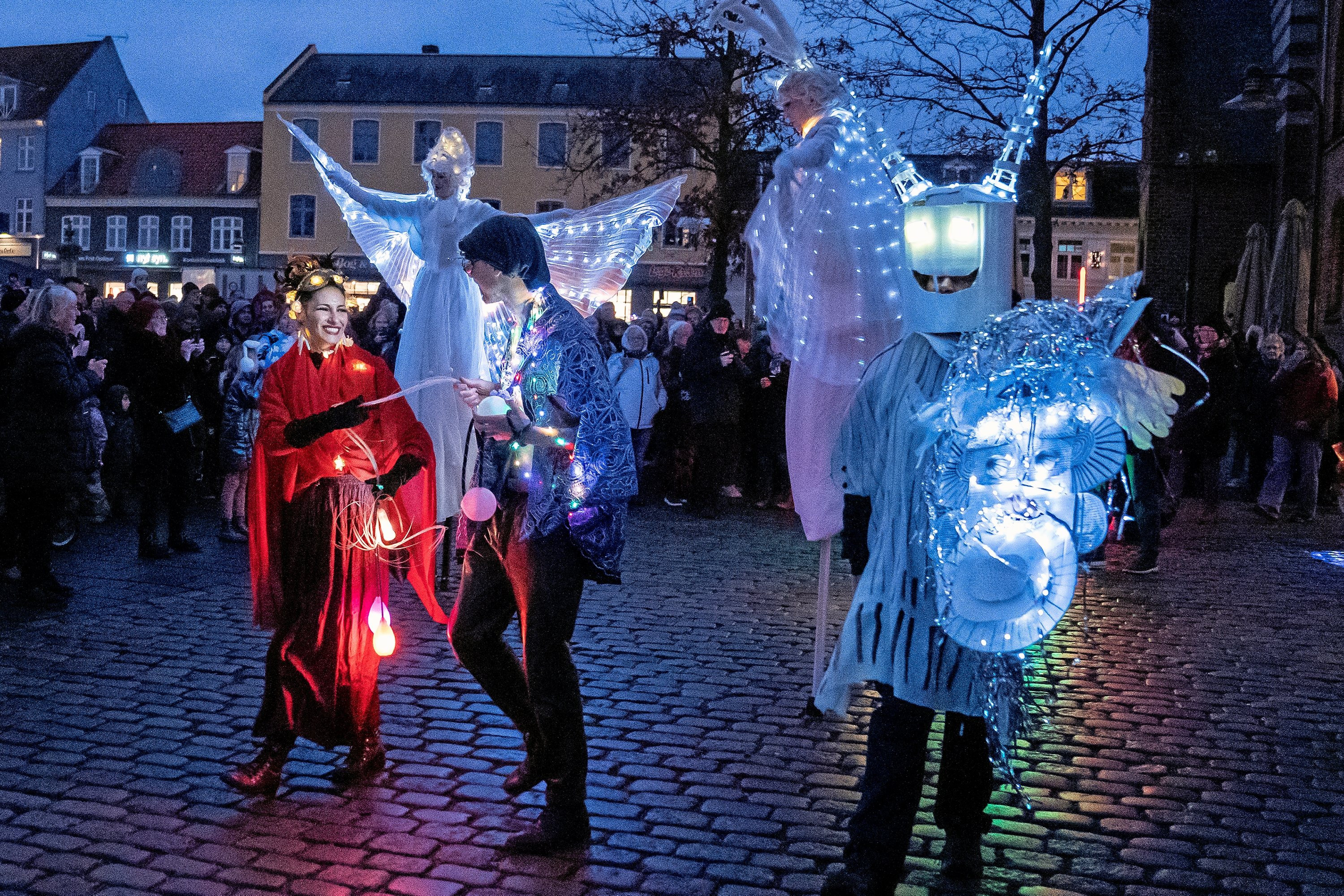 Kostumerne er droppet til Lysfestens optog, men til gengæld får alle udleveret lysende skumstænger. - Anders Ole Olsen Kostumerne er droppet til Lysfestens optog, men til gengæld får alle udleveret lysende skumstænger.