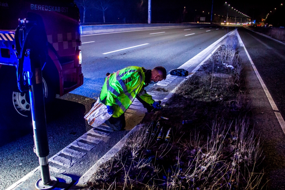 Der ses lattergasflasker i siden af vejen på billedet her. - Bjørn Nielsen, bpn-foto.dk Der ses lattergasflasker i siden af vejen på billedet her.