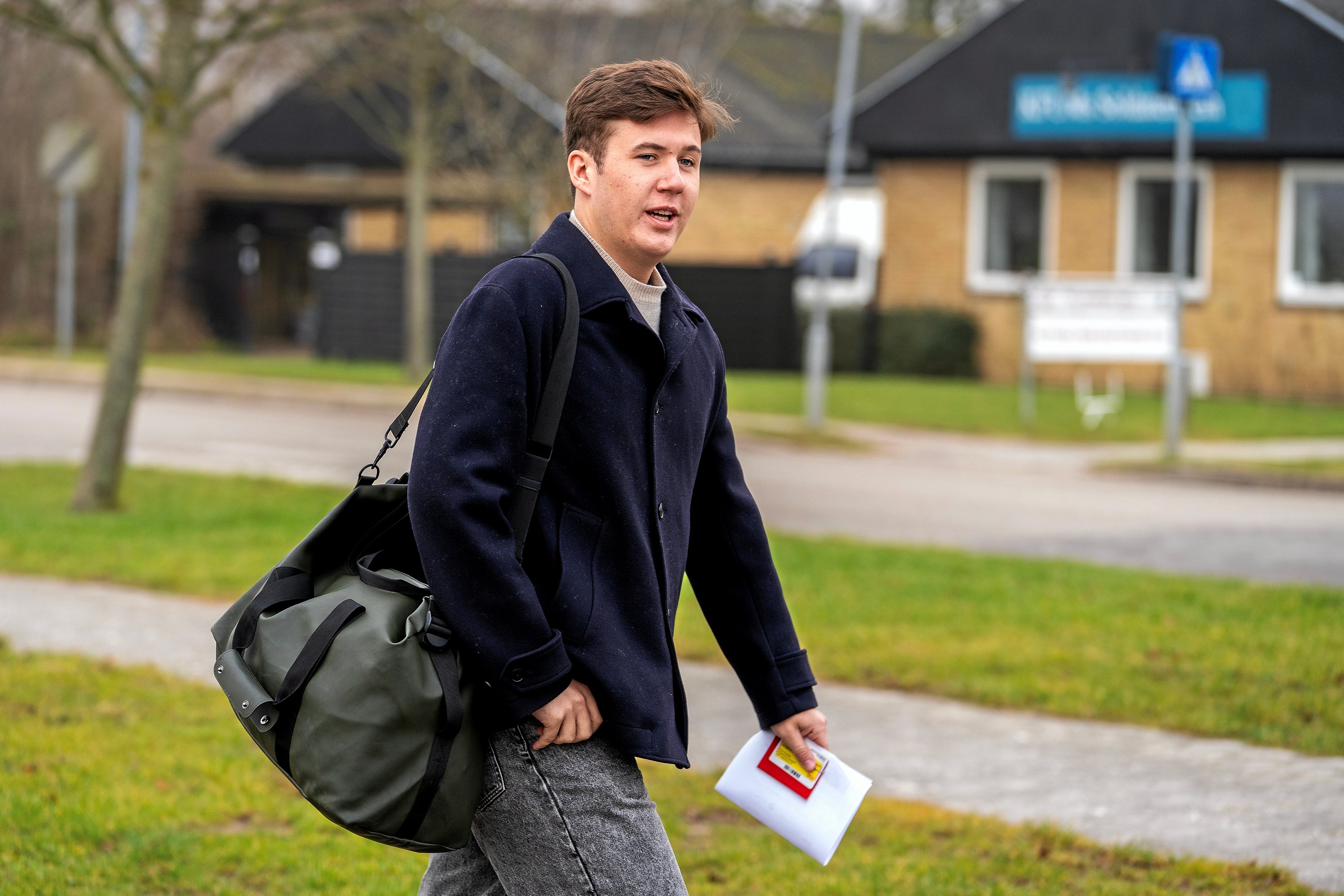Kronprins Christian ankommer til Gardehusarkasernen i Slagelse mandag d. 3. februar.