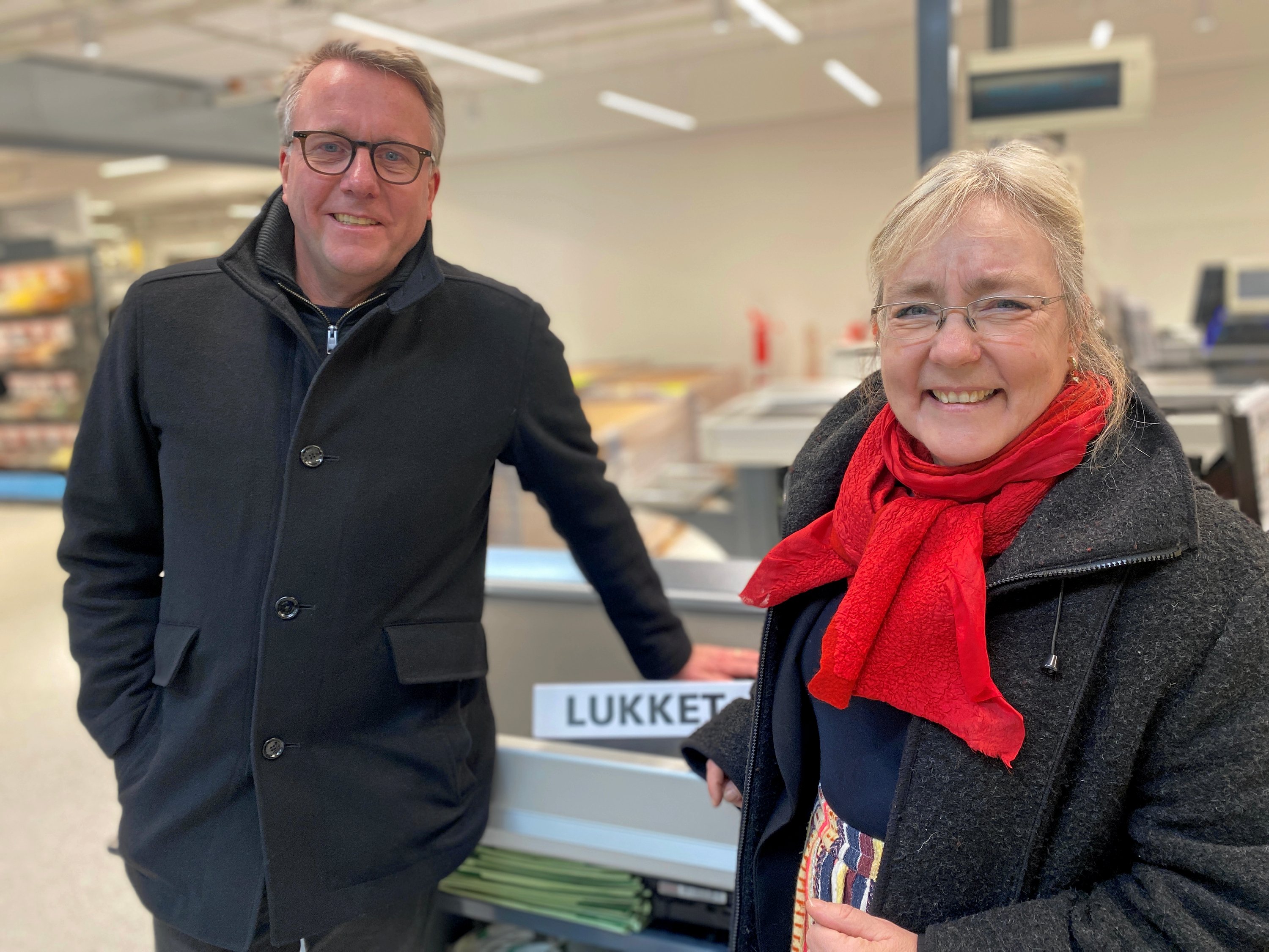 Erhvervsminister Morten Bødskov (S) og borgmester i Frederikssund, Tina Tving Stauning gæstede Superbrugsen i Jægerspris og fik en snak om lukkeloven.