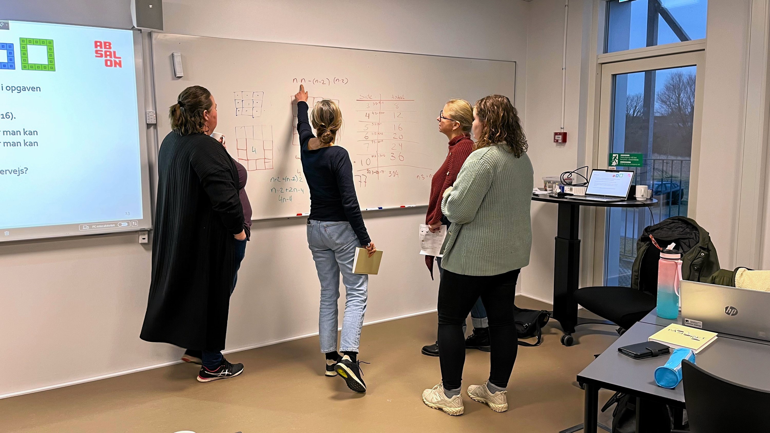 Matematiklærere i Kalundborg Kommune er ved at være halvvejs i et spændende samarbejde med Professionshøjskolen Absalon, hvor fokus er på en anderledes tilgang til matematik, der især prioriterer forståelse.
