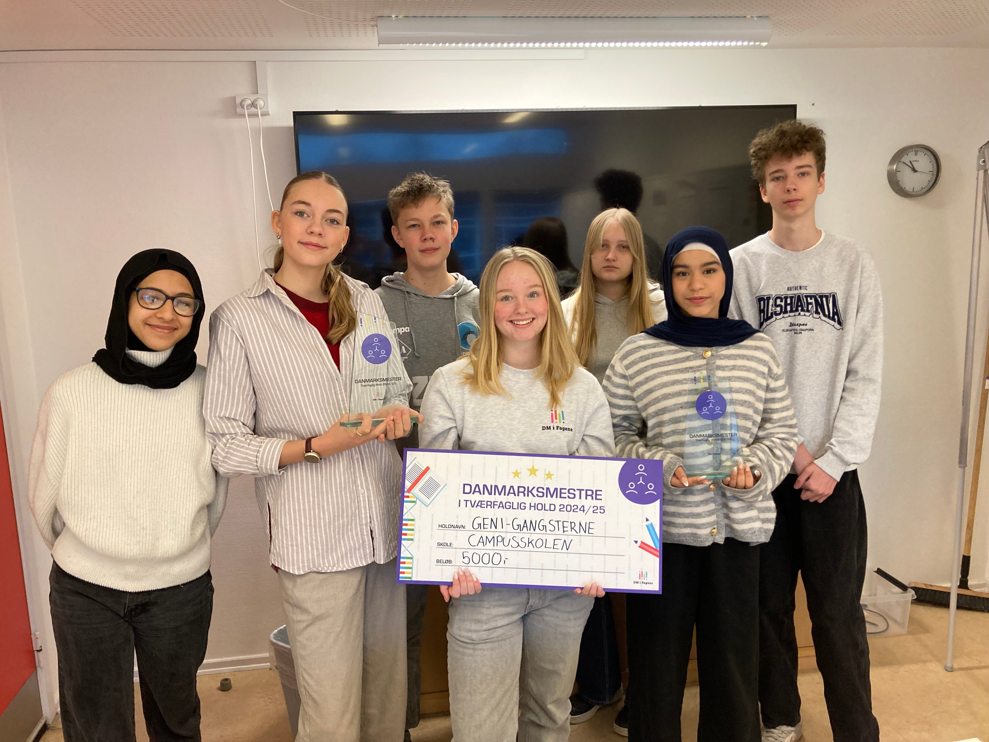 Fra venstre mod højre - Fatima, Hannah, Elias, Vigga, Ea, Ayah, Magnus, der vandt stort ved DM i Fagene i Aarhus.