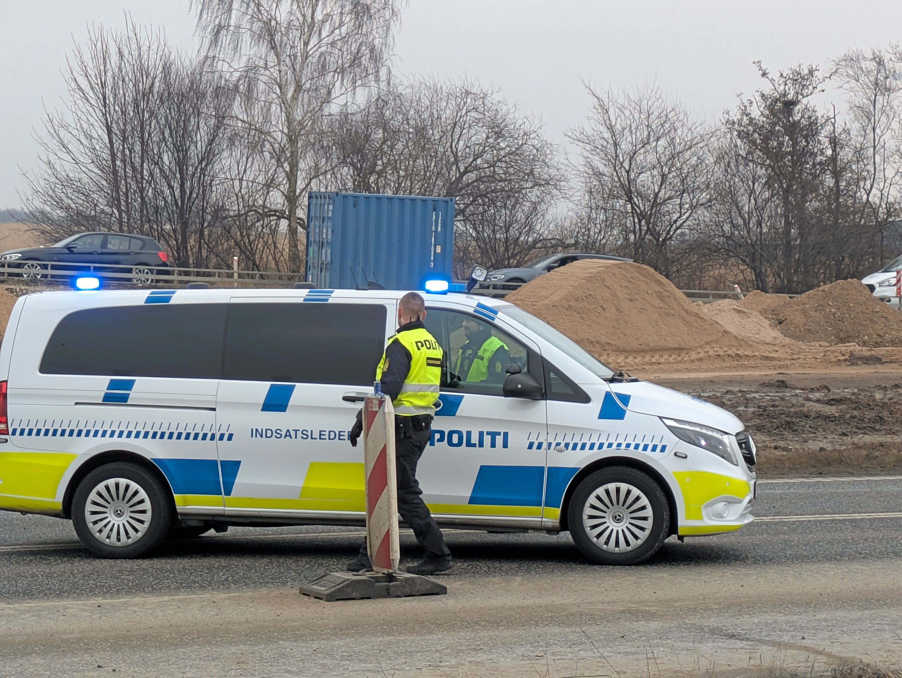 En personbil og en lastbil er kørt sammen.