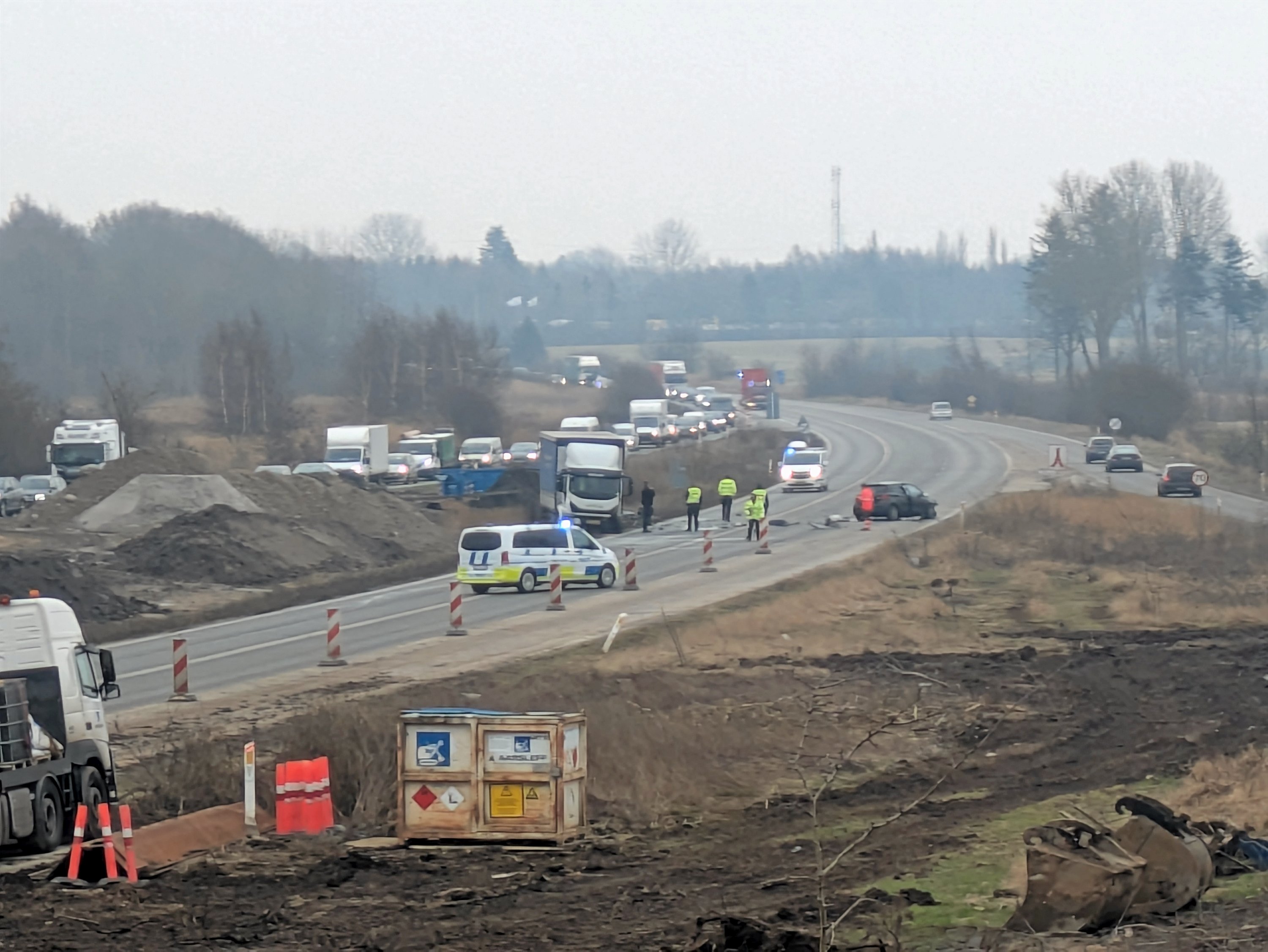 Politi og redningsmandskab er ikke et sjældent syn på Hillerødmotorvejens forlængelse - også efter at hastigheden er sat ned fra 90 til 80 km/t. Fotoet er taget den 4. februar 2025