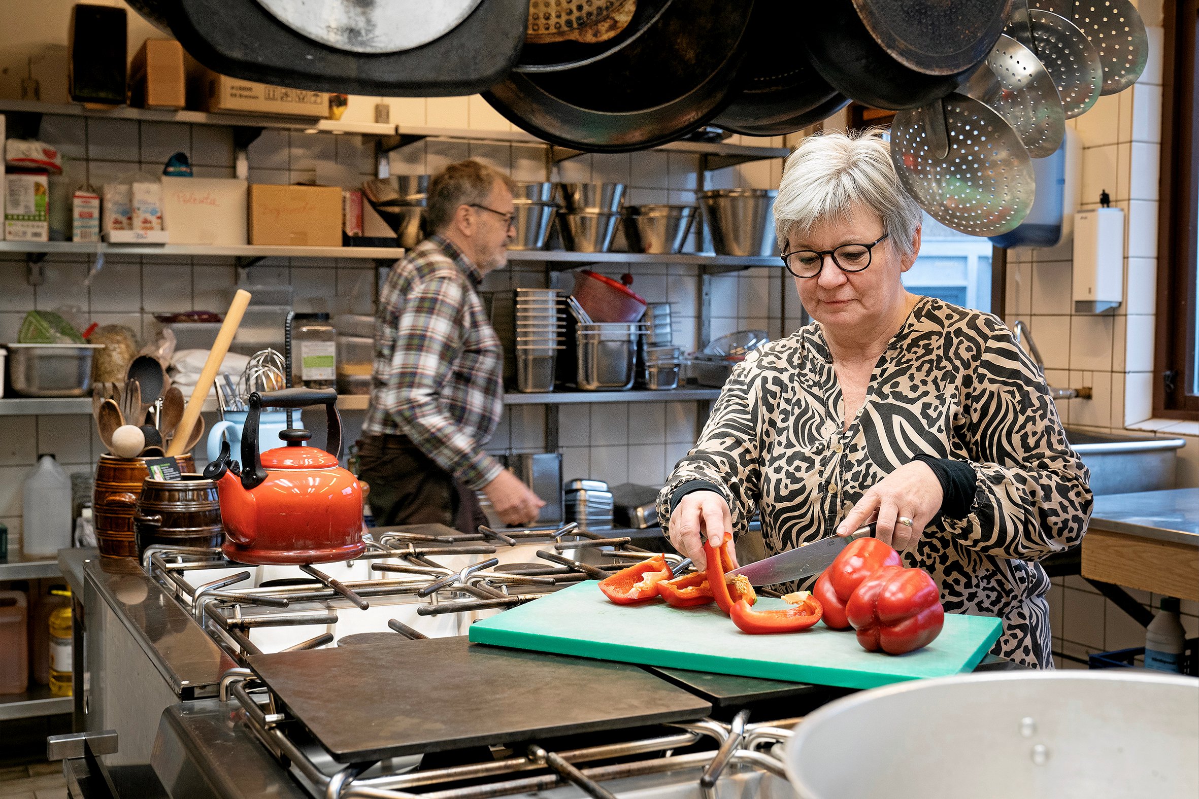 Kogekone Anna Stoltze Andersen og naturvejleder Jørgen Stoltze er i gang med at forberede årets første pop-up-middag i Det vilde køkken.
