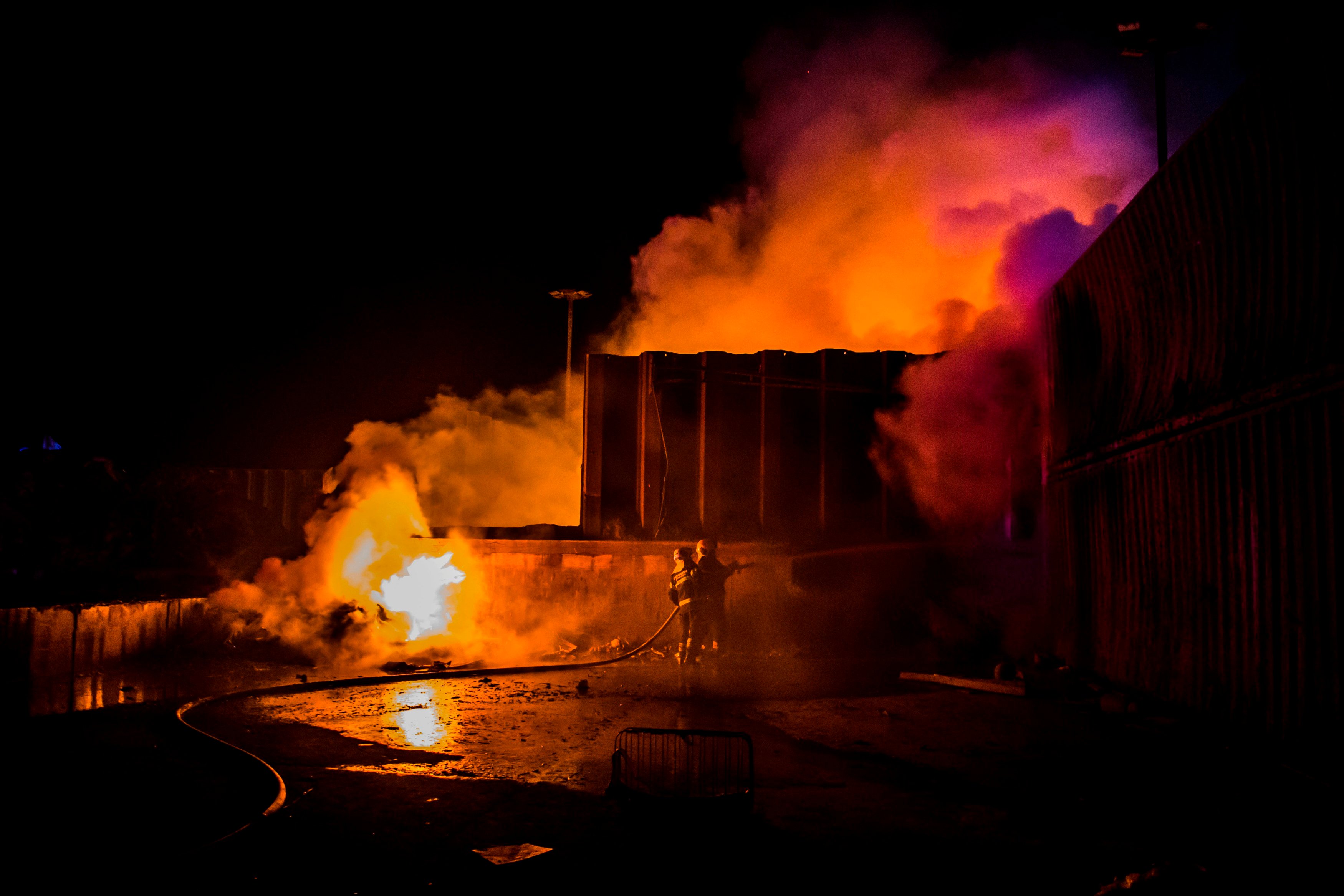 Voldsomme flammer fra brand.