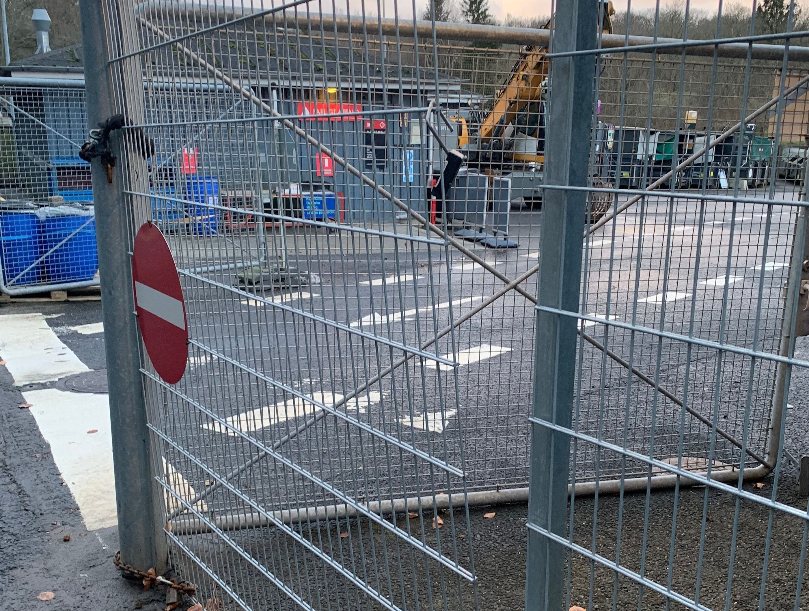 Sådan så det ud, en af de seneste gange, tyvene kom forbi genbrugspladsen i Værløse og brød hegnet op.
