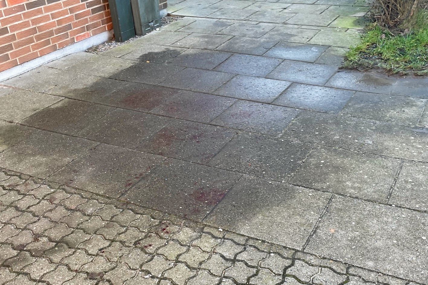 Trods forsøg på at fjerne sporene var det torsdag eftermiddag stadig tydeligt på gerningsstedet, at det havde været voldsomt.