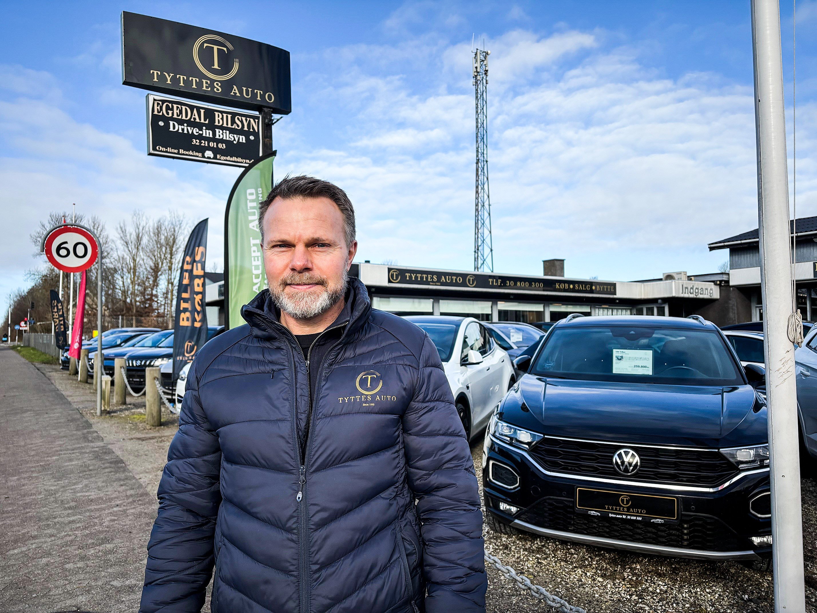 Christoffer Karlsen, ejer af autoforhandleren Tyttes Auto i Stenløse, glæder sig over flere år med vækst, for det betyder nu en udvidelse.