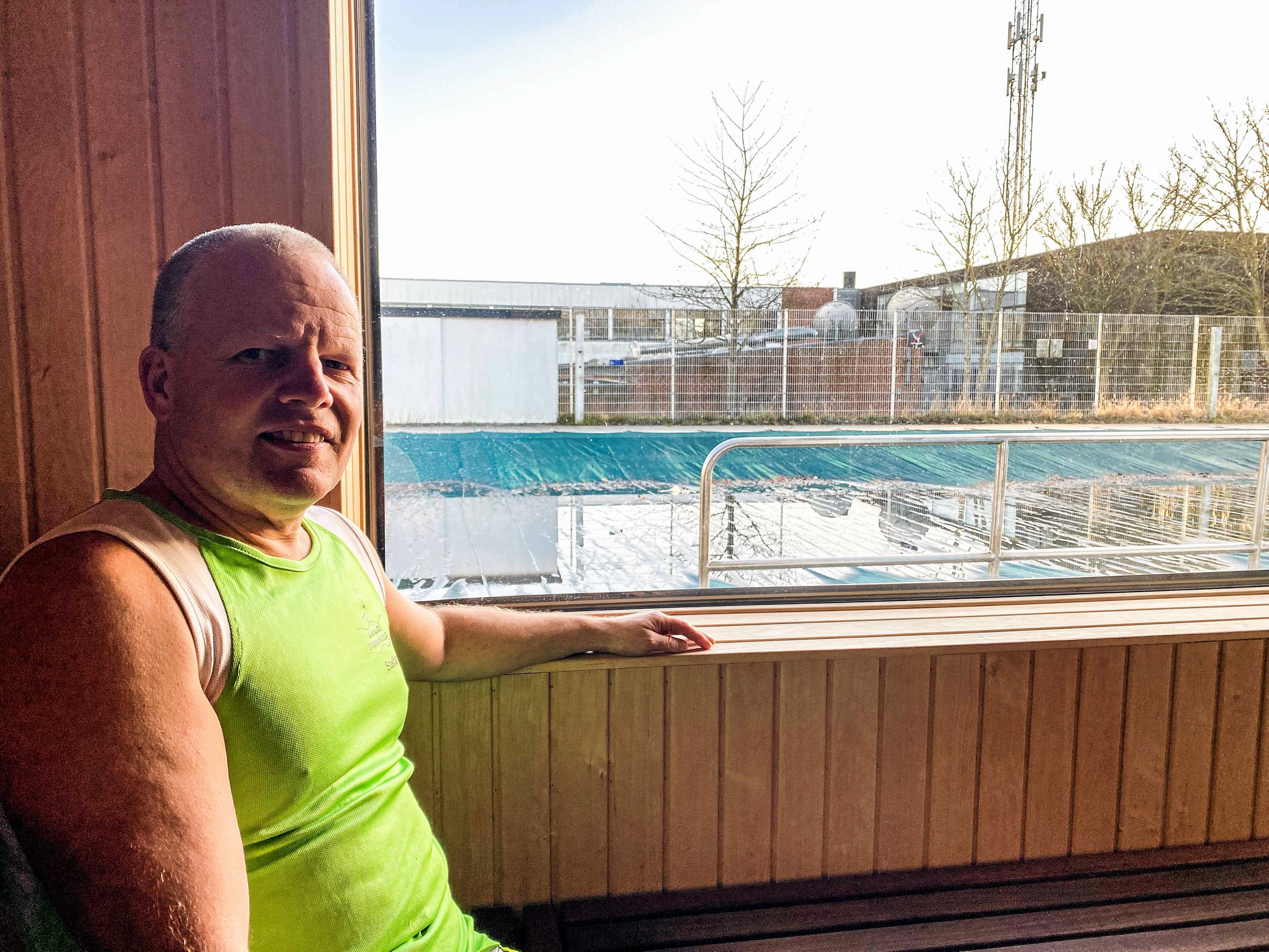 Formand for Ganløse Svømmeklub, Steffen Lund-Hansen kigger ud af den sauna, Ganløse Friluftsbad indviede sidste år. Nu skal saunaen bruges meget mere og hele året.