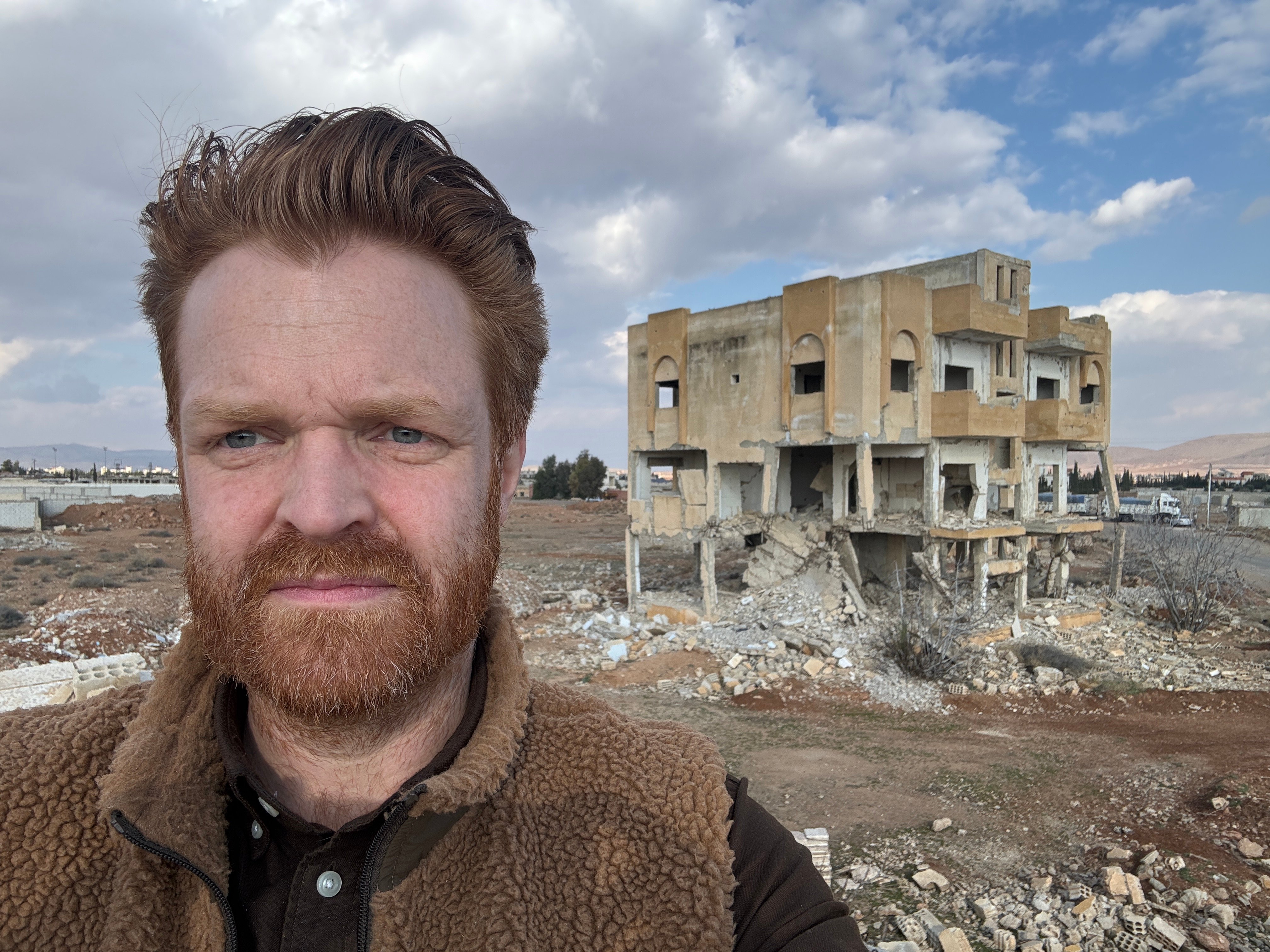 Michael Graversen har de seneste 12 år beskæftiget sig som dokumentarist og fotograf for migrations- og flygtningeproblematikker. Tre uger efter Assads-styrets fald stod han i Syrien. På billedet er han i byen Khan Alsheh.