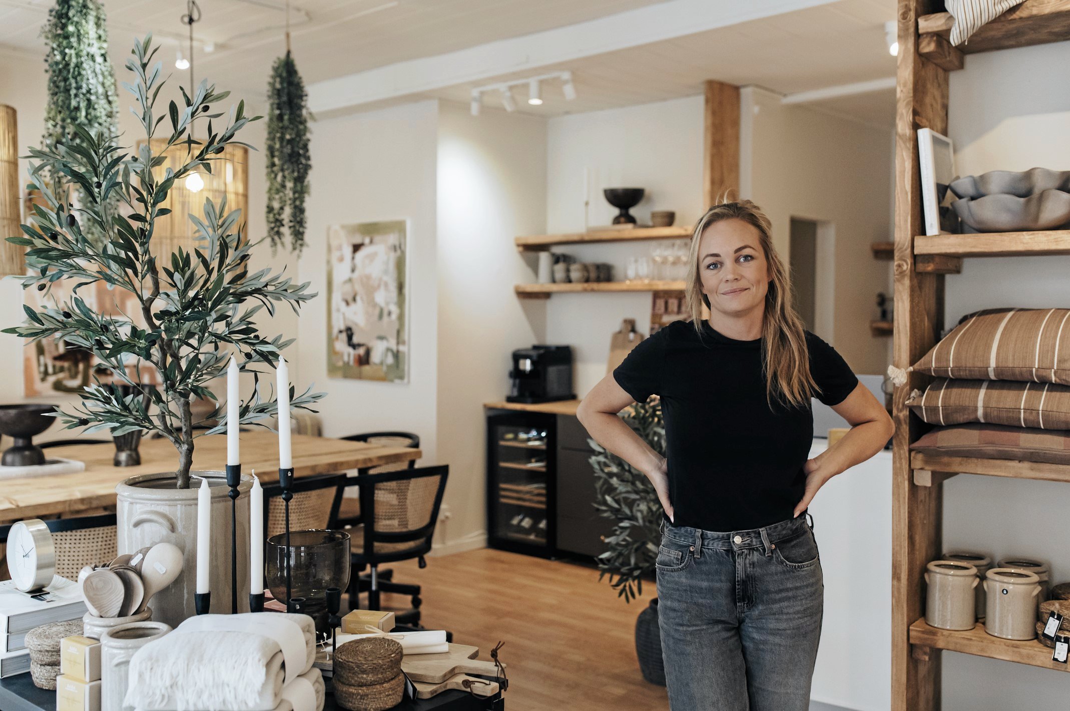 - Jeg har et sommerhus, hvor jeg maler og arbejder med skulpturer. Men jeg har aldrig rigtig været så god til at vise det frem, jeg er nok ikke så god til at poste ting på Instagram. Nu får jeg mulighed for at udstille mine ting her, fortæller Lulu.