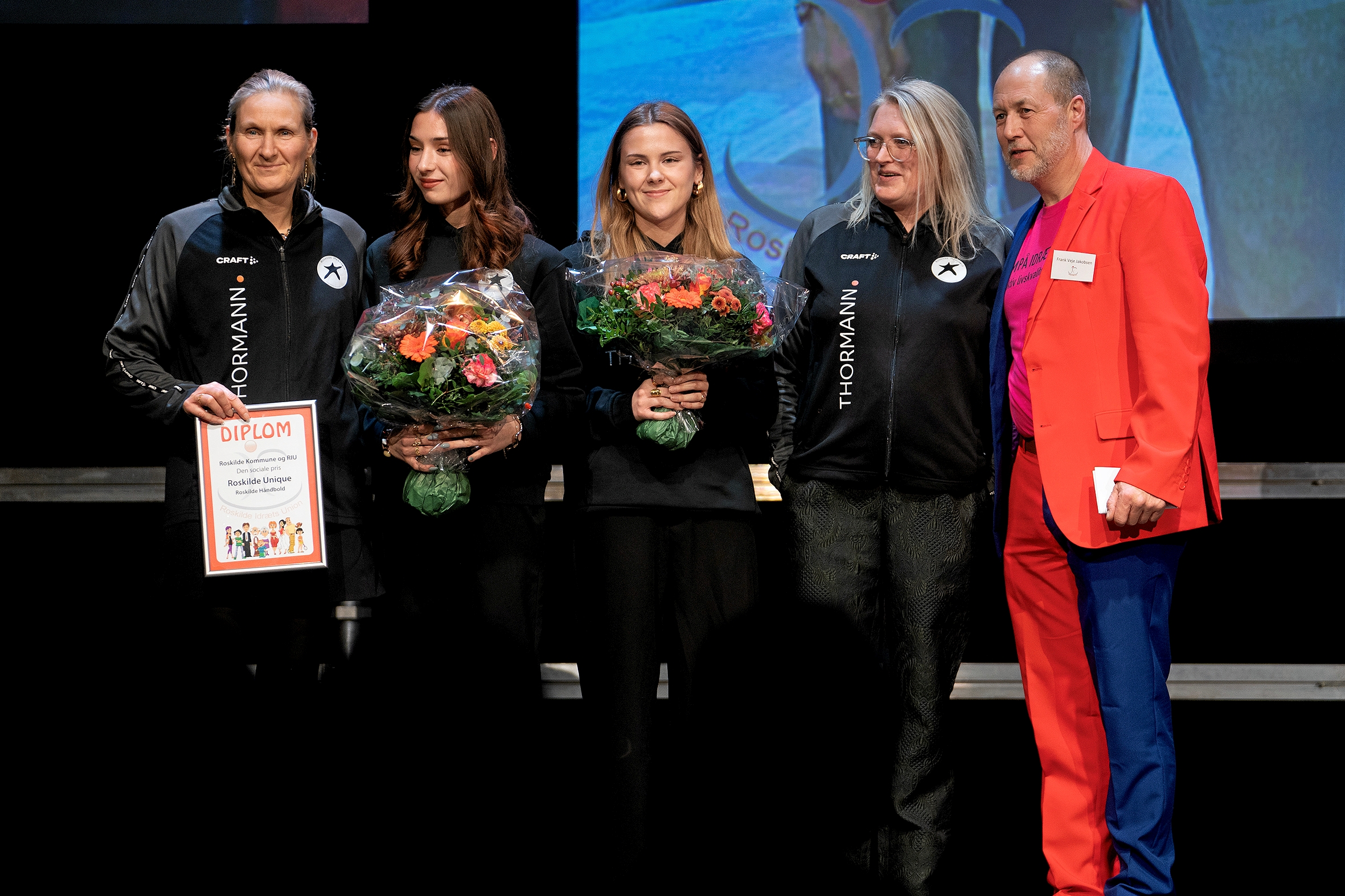 Tvillingerne Frederikke (tv) og Josephine har taget initiativ til Roskilde Unique i Roskilde Håndbold, hvor unge med angst, ADHD, autisme eller lignende kan spille sammen. Det gav dem Årets Initativpris, som de modtog sammen med deres mor Margit (yderst tv) og træner Karina Klarskov. Til højre ses Roskilde Idræts Unions formand Frank Veje Jakobsen. - Thomas Olsen Tvillingerne Frederikke (tv) og Josephine har taget initiativ til Roskilde Unique i Roskilde Håndbold, hvor unge med angst, ADHD, autisme eller lignende kan spille sammen. Det gav dem Årets Initativpris, som de modtog sammen med deres mor Margit (yderst tv) og træner Karina Klarskov. Til højre ses Roskilde Idræts Unions formand Frank Veje Jakobsen.