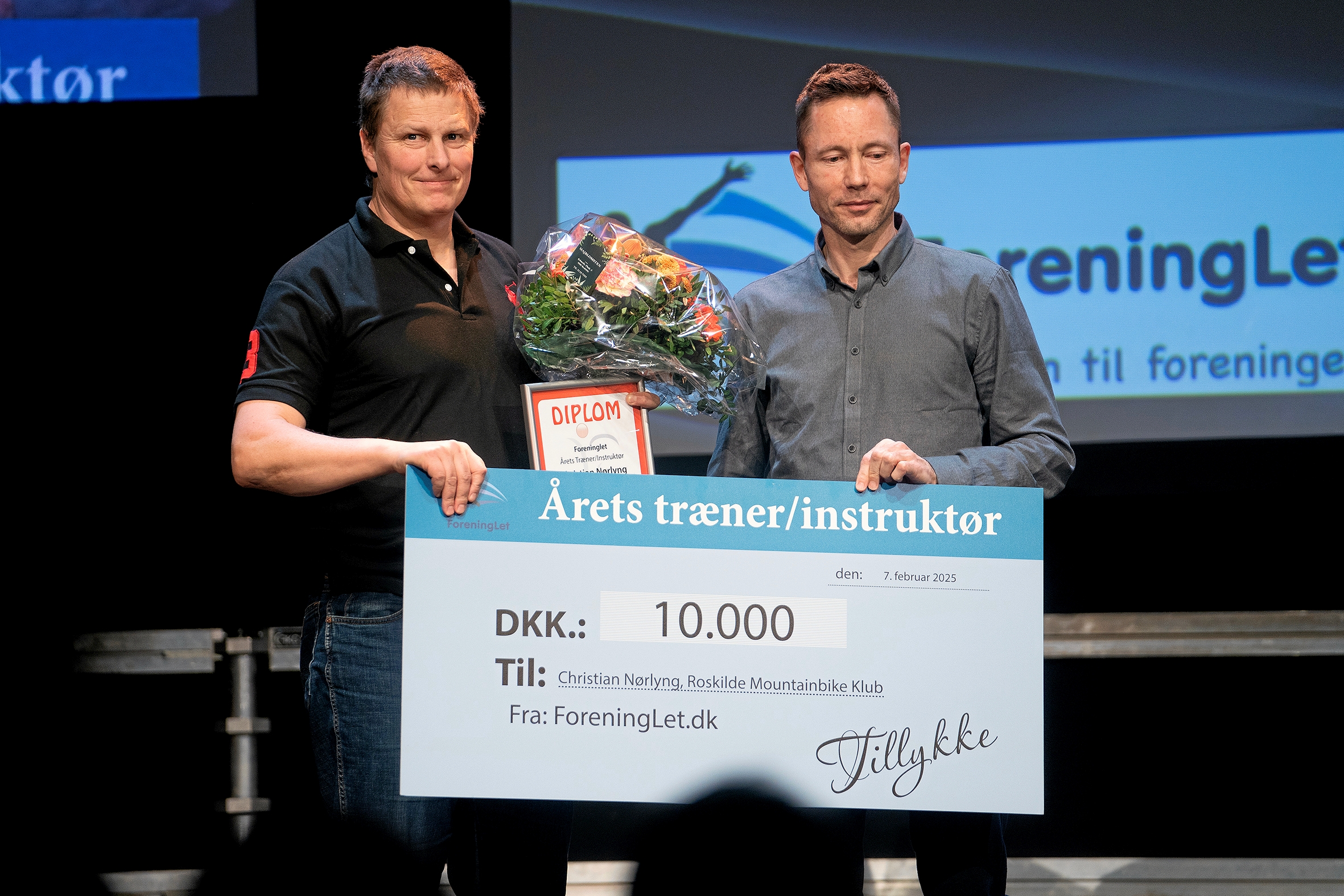 Christian Nørlyng (tv) fra Roskilde Mountainbike Klub blev hædret med prisen som Årets Træner, der blev overrakt af Anders Pallisgaard fra ForeningLet. - Thomas Olsen Christian Nørlyng (tv) fra Roskilde Mountainbike Klub blev hædret med prisen som Årets Træner, der blev overrakt af Anders Pallisgaard fra ForeningLet.