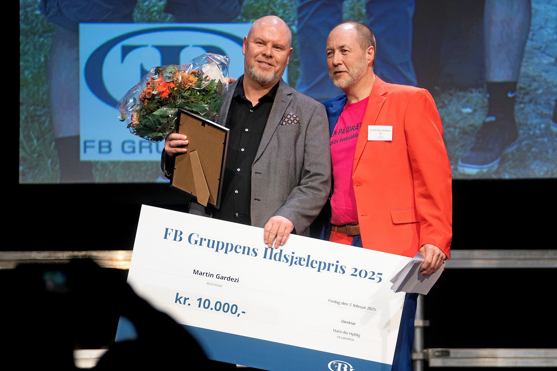 Martin Gardezi (tv) fra Roskilde BMX fik FB Gruppens Ildsjælepris. Roskilde Idræts Unions formand Frank Veje Jakobsen overrakte prisen på vegne af Hans-Bo Hyldig, som måtte melde afbud. - Thomas Olsen Martin Gardezi (tv) fra Roskilde BMX fik FB Gruppens Ildsjælepris. Roskilde Idræts Unions formand Frank Veje Jakobsen overrakte prisen på vegne af Hans-Bo Hyldig, som måtte melde afbud.
