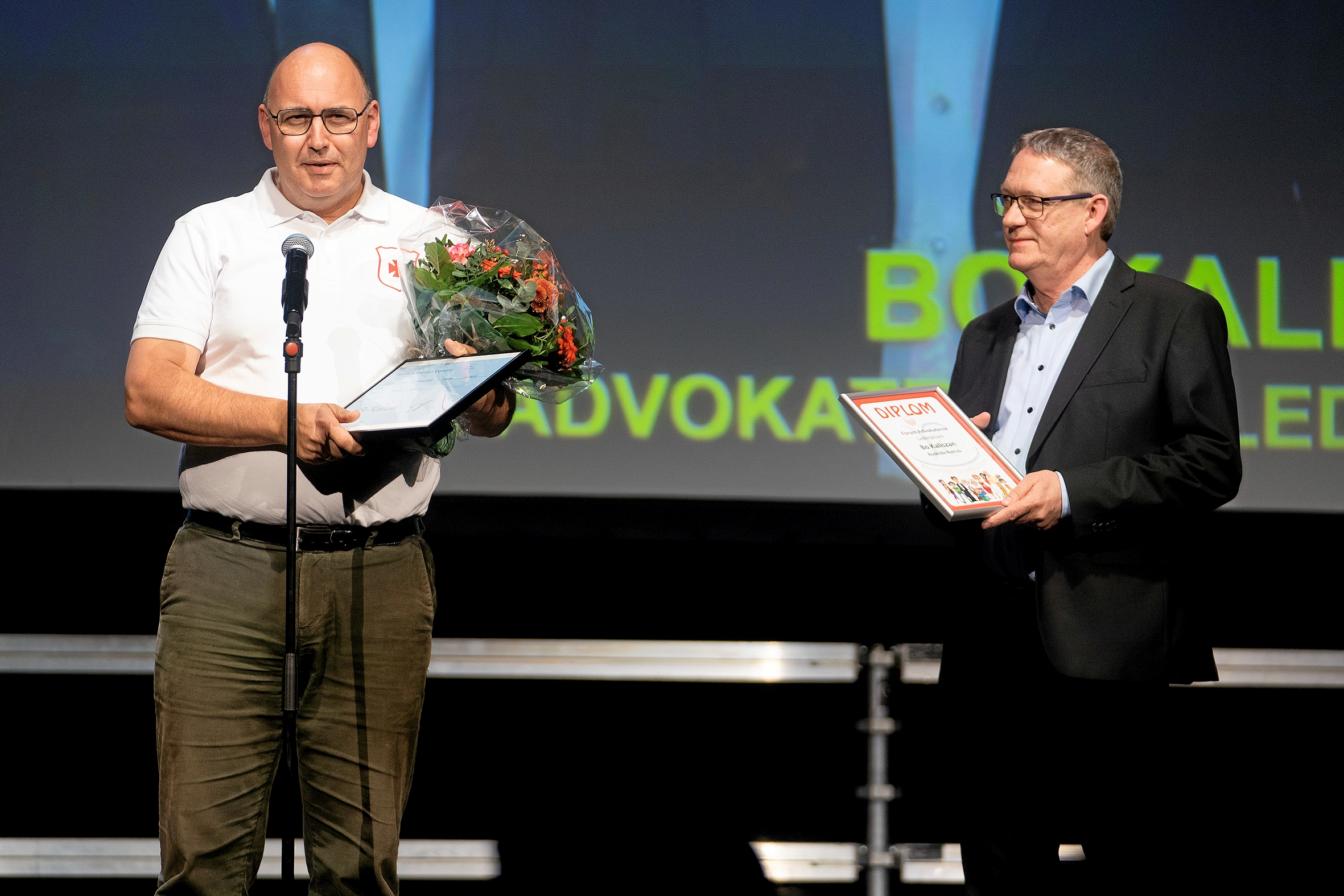 Bo Kaliszan (tv) fra Roskilde Roklub var overrasket over at modtage Forum Advokaters Lederpris, men erkendte, at han burde have lugtet lunten, da hans mor var med i bilen. Til højre står Erik Øvlisen fra Forum Advokater. - Thomas Olsen Bo Kaliszan (tv) fra Roskilde Roklub var overrasket over at modtage Forum Advokaters Lederpris, men erkendte, at han burde have lugtet lunten, da hans mor var med i bilen. Til højre står Erik Øvlisen fra Forum Advokater.