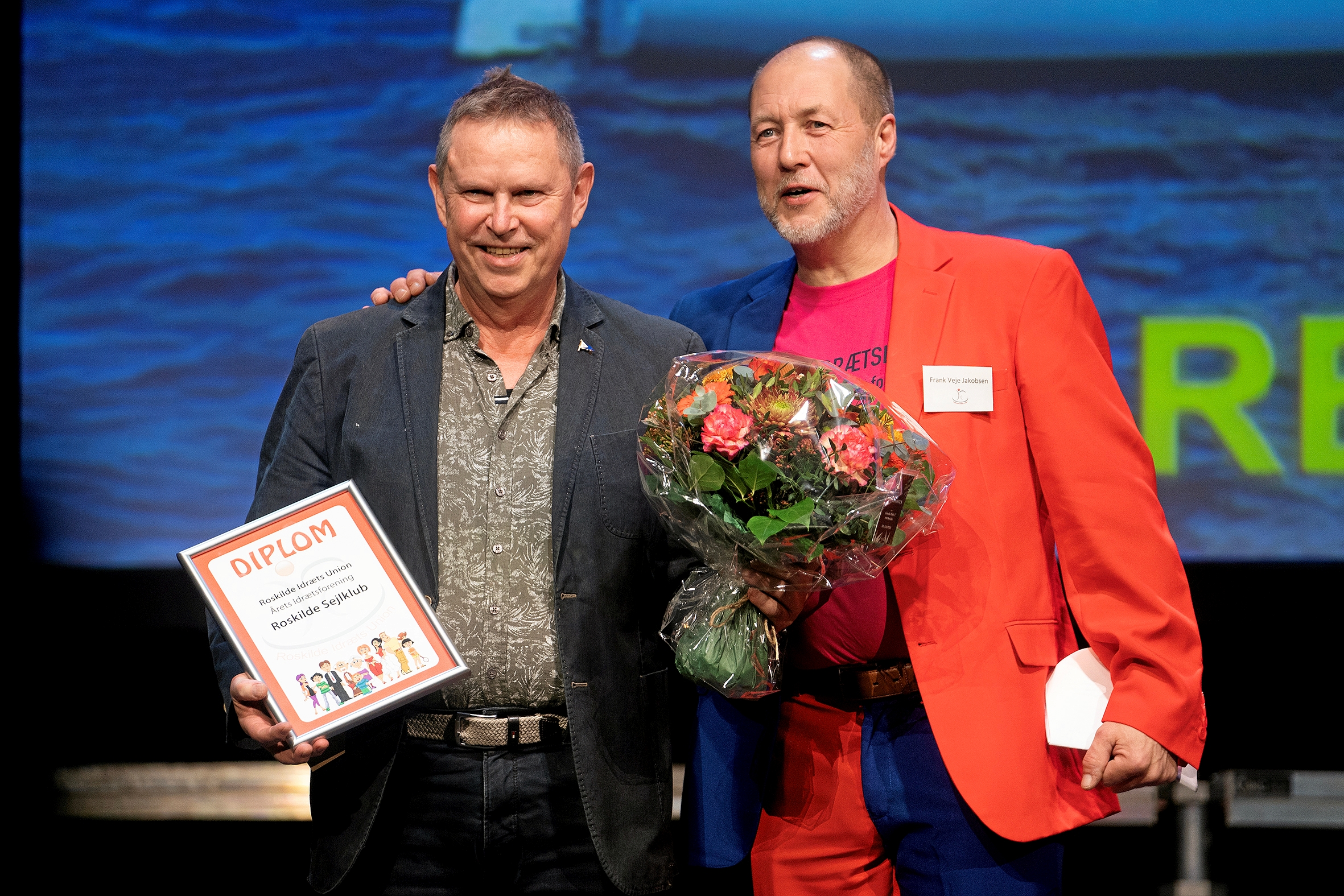 Årets idrætsforening blev Roskilde Sejlklub, hvis formand Normann Sloth tog imod prisen. Til højre ses Frank Veje Jakobsen, formand for Roskilde Idræts Union. - Thomas Olsen Årets idrætsforening blev Roskilde Sejlklub, hvis formand Normann Sloth tog imod prisen. Til højre ses Frank Veje Jakobsen, formand for Roskilde Idræts Union.